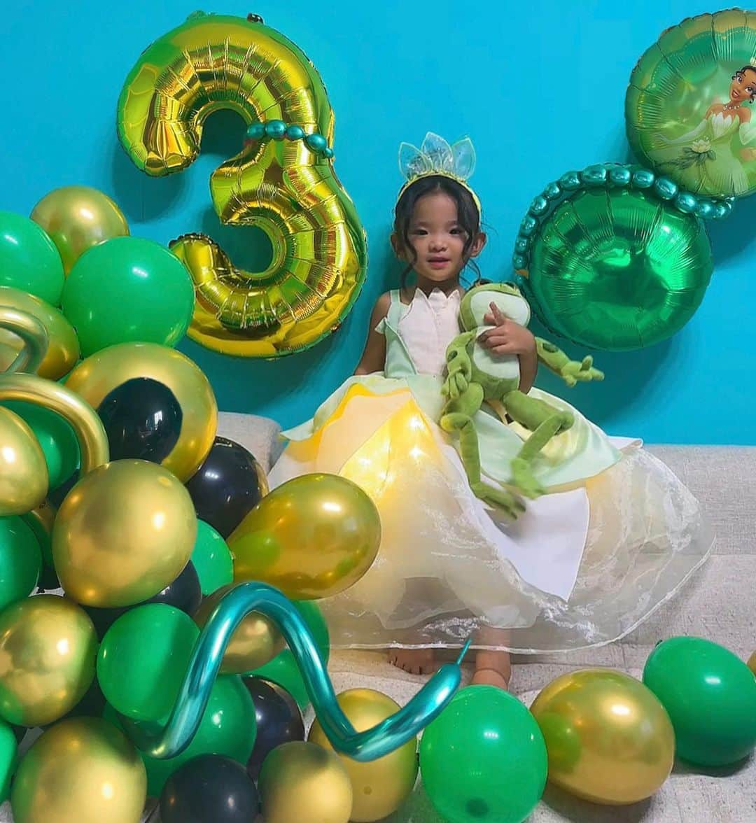 miniさんのインスタグラム写真 - (miniInstagram)「my little princess👑🐸💚 3rd Anniversary💚💛💚  今年のBirthdayは海の近くに引っ越して6月のBirthdayの時にはもうすでに毎日海で遊びすぎて真っ黒だったのと、アリエルがハマってたので、ティアナになったよ🤎💚✨✨  Princess Tianaのドレスにライトを仕込んで縫い付けて💡✨ピカピカ光るドレスに🐸👑✨  我が家のプリンセスは大喜びでした💘✨✨✨  3歳になったらすっかりおねえさんになって🥺💓✨ ベビーって呼んだら「Nooo!!! Aaaariii‼️‼️」って怒るし、お姉さん意識が芽生えた途端オムツも取れておねぇさんパンツになったし🥺💓✨ どんどん一丁前になってきてます👑💓💜 でも可愛さも増し増し💞で、だんだんGiRLs Timeで、パパを一緒になって怒ってくれたり、小さな友達みたいな相棒が出来てママは幸せです💖  ママを選んで産まれてきてくれて ありがとう💓💟✨✨  #birthday #3rdbirthday #birthdayparty #princesstiana #tiana #theprincessandthefrog #プリンセスと魔法のキス #プリンセスティアナ #ティアナ #ティアナ姫 #3歳 #3歳バースデー #バースデープリンセス #バースデーパーティー #キッズバースデー #子供誕生日 #誕生日」9月22日 20時48分 - mini.stagram