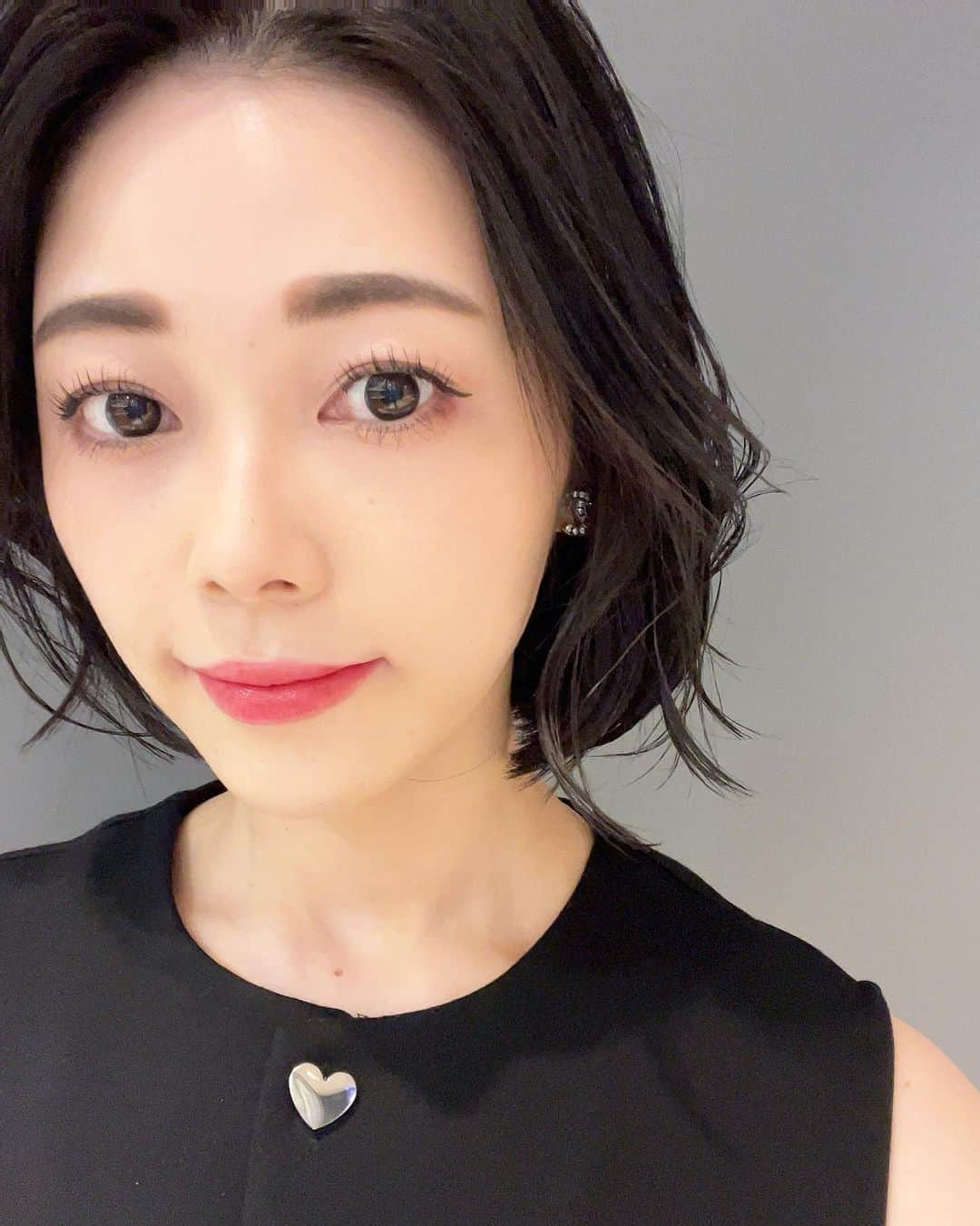 アレルギーナビゲーター 細川真奈 ❤のインスタグラム：「バッサリ💇‍♀️✨  結婚式に向けて伸ばしていた髪。 スッキリしたーーー！！！ やっぱり短い方が落ち着く☺️💕  #BOTTOMS渋谷 #ヘアカット #ボブヘア #ボブスタイル #大人ボブ #黒髪ボブ #黒髪ショートボブ #韓国ボブヘア #切りっぱなしボブ #顔タイプエレガント #ブルベ冬」