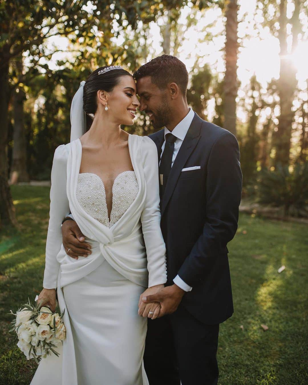 フェルナンド・ティッソーネのインスタグラム：「Amore mio ♾️ 24/06/23   Vestido: @manila_novias  Traje: @felixramirooficial  Fotografía: @barbaraserranomoments  Video:@journalwedding  Zapatos: @raquelzapatos_es  Complementos: @mainaatelier  Maquillaje: @jorgesanchezmua  Pendientes:@joyeriahago  WP: @palomablanca_weddings  Venue: @fincalagarsantavictoria  #bride #bodas #bridetobe #bridedress #bridestyle #bridalmakeup #braidhairstyles #bridaljewellery #bridalfashion #wedding #weddingplanner #peinado #matrimonio #weddinginspiration #casamiento #puentegenil #vivalanovia #manila #manilanovias #bodas2023 #noviaelegante #perlas #noviadiferente #perlasdenovia #blognovias #noviasbonitas #vestidodenovia」