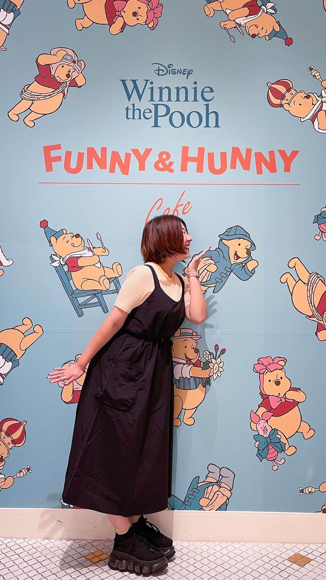 Hatamaのインスタグラム：「＊  ＊  明日、オープンする「くまのプーさん」FUNNY & HUNNY OH MY CAFE💛  内覧会にお邪魔してきました🏃‍♀️  .  “FUNNYな表情のプーさん”と“プーさんが大好きなHUNNY”がテーマのカフェ🐝  店内には、さまざまな表情のプーさんがいっぱい！  遊び心あふれる、ワクワク楽しい世界観が体験できるスペシャルな空間になっています。  .  メニューは、プーさんのFUNNYなフェイスをイメージしたタコライスやはちみつを探すプーさんをイメージしたサラダ、はちみつソースのハンバーガーなど、こだわりいっぱいのラインナップになっています。  どれも、プーさんらしさが詰まっていて何を頼むか悩んじゃいます🥹💕  ちなみに、全てのメニューはディズニー栄養成分に関するガイドラインに適合した塩分控えめで低糖質な身体に優しいヘルシーメニューになっています。  .  そして、カフェオリジナルグッズも見逃せません！  オリジナルアートを利用したプーさんの表情が楽しいランダムグッズや巾着、ミニエコバッグなど。  日常使いにもぴったりなファッション・インテリア雑貨がラインナップしています。  自分へのご褒美はもちろん、お土産にもおすすめです！！  .  その他、事前予約者限定の特典も。  事前予約(税込770円/1名)を利用、メニューを注文するとタオルコースター(全4種類)をランダムで１枚もらえます💪  ぜひ、みなさんも「くまのプーさん」の世界観を感じられるカフェで癒されてくださいね🕊️  .  開催概要  東京：OH MY CAFE TOKYO 2023年9月23日(土・祝)〜11月12日(日) 東京都渋谷区神宮前 4-30-3 東急プラザ表参道原宿3階  大阪・心斎橋：kawara CAFE&DINING 心斎橋店 2023年11月9日(木)〜12月10日(日) 大阪府大阪市中央区西心斎橋 1-4-3 心斎橋オーパ 9F  .  #ohmycafe #オーマイカフェ #くまのプーさん #プーさん #プーさんカフェ   © Disney. Based on the "Winnie the Pooh" works by A.A. Milne and E.H. Shepard.」