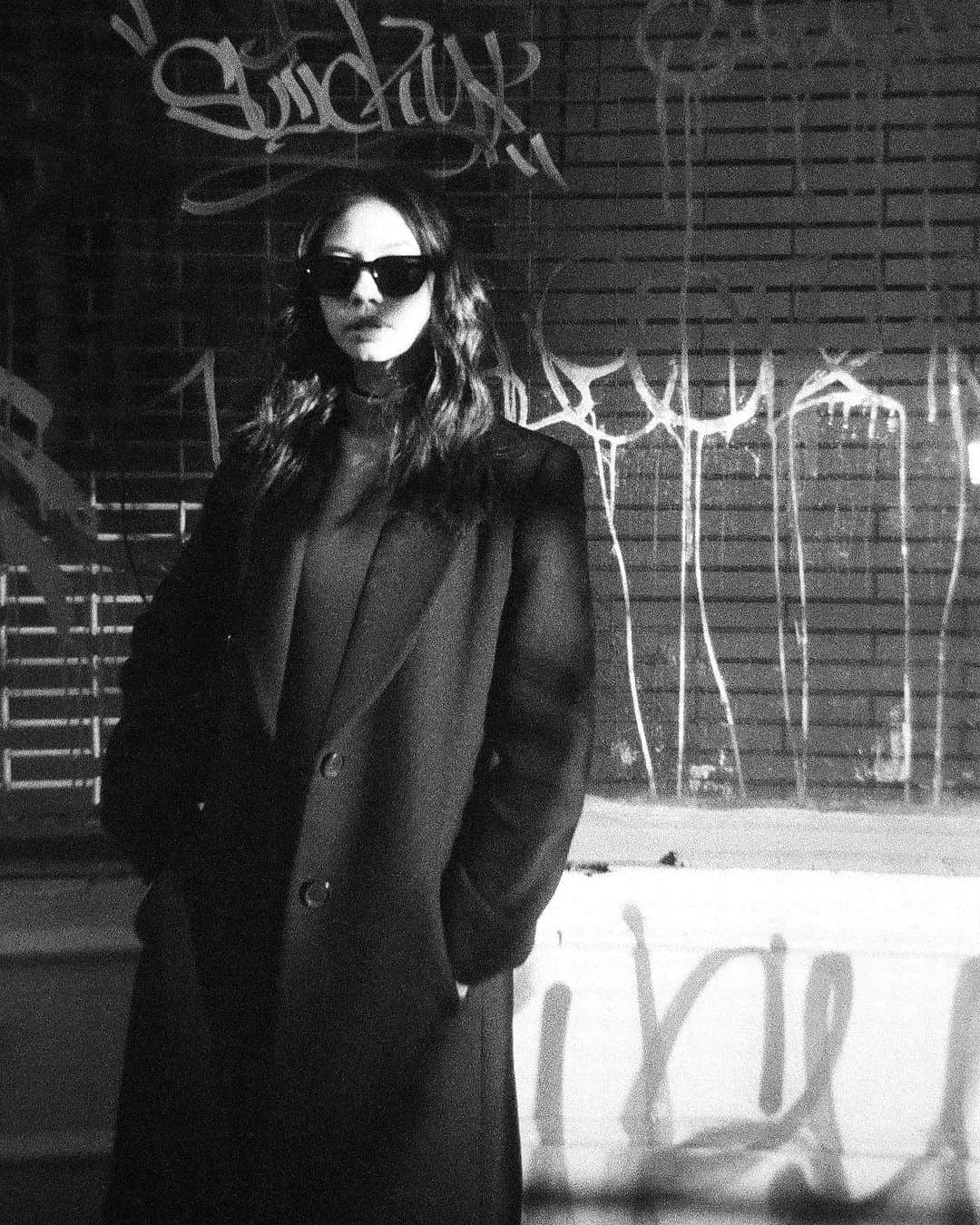 ユキ・カトウのインスタグラム：「Throwing it back to the big🍎 during winter from my b&w cam roll.  #diaryukikato」