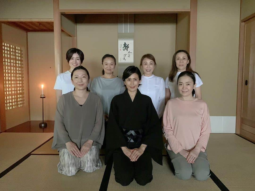 長谷川理恵のインスタグラム：「実に3年ぶりのwabiyoga稽古でした 通常非公開の山田家のお茶室にて この神聖な場所で皆さまが全員、浄化され感覚が研ぎ澄まされたとおっしゃって下さいました。何よりのお言葉、心から嬉しいです🫶✨ 体験前と体験後の全員の表情と肌ツヤまでが驚くほどピカピカ✨✨✨に輝き変化していたのが一番印象的でした。思わずワビヨガ凄い！！と言ってしまいました☺️皆さんの内側から溢れ出る浄化されたエナジー、本来肉眼では見えないそれをしっかりと確認することかできました💫 日常がサバイバル化している現代人にとって身体を鍛えると同じくらい 雑念を削ぎ落とすことは大切ですし、やはり何ごともバランスと自然地球と一体化する意識だと思います。 初秋　鎌倉不審庵にて #wabiyoga#山田宗徧流#鎌倉#茶道#侘び寂び」