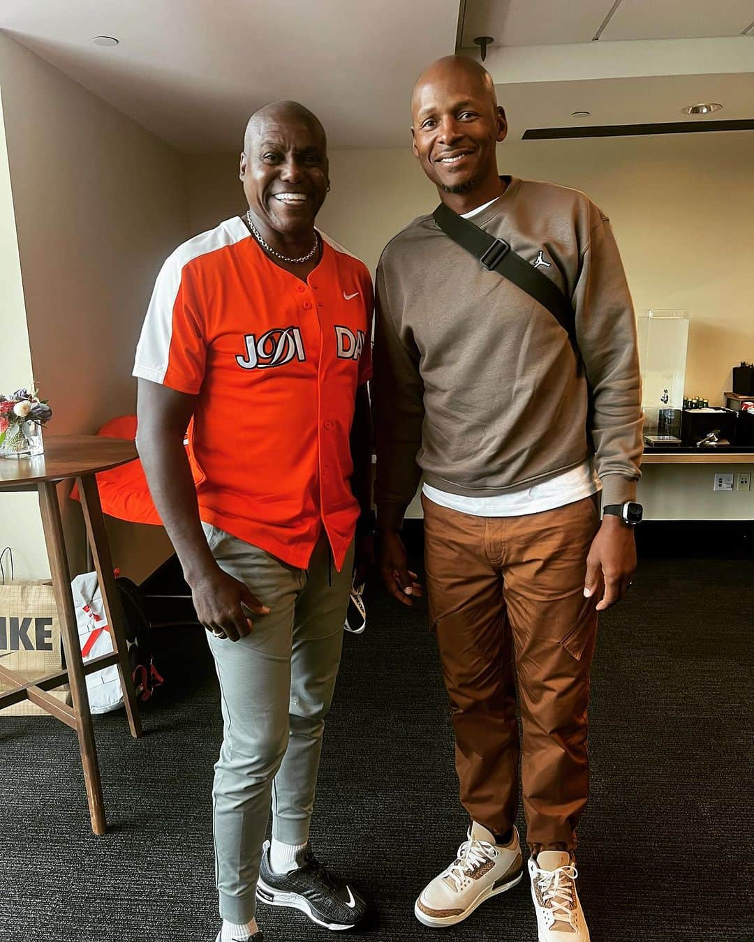 レイ・アレンさんのインスタグラム写真 - (レイ・アレンInstagram)「During my travels, it was my honor to meet one of the greatest Olympians of all time @carl_lewis_official his 9 gold medals to my 1. 🤷🏾‍♂️ 😎 @jumpman23 @nike #jdiday #olympians #nikeheadquarters #justdoit #jordan」9月22日 20時55分 - trayfour