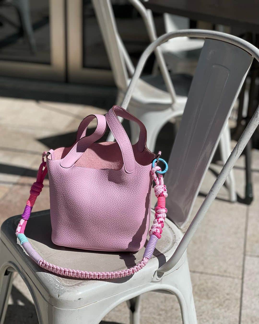 木本泉のインスタグラム：「- 初めてFleurのアクセサリーをサイトで販売した日、ドキドキしたな〜と思い出しながら作ったストラップ🩷  ネックレスやピアスを1つ1つ手作りで販売して始めた小さなお店。 お客様のお陰で15年以上も続けられている事に感謝です🤲  色々想いながら作ったストラップ。 色合いやデザインや、黙々と考えているのが楽しい。  最近、簡単なものですが自分用や家族用に小物も作っていて楽しい🫶そして無になれてリフレッシュ✨ ミシン欲しいな〜と思うのですが、買ったら最後沼に陥りそうでw  ストラップは発売中です💞」