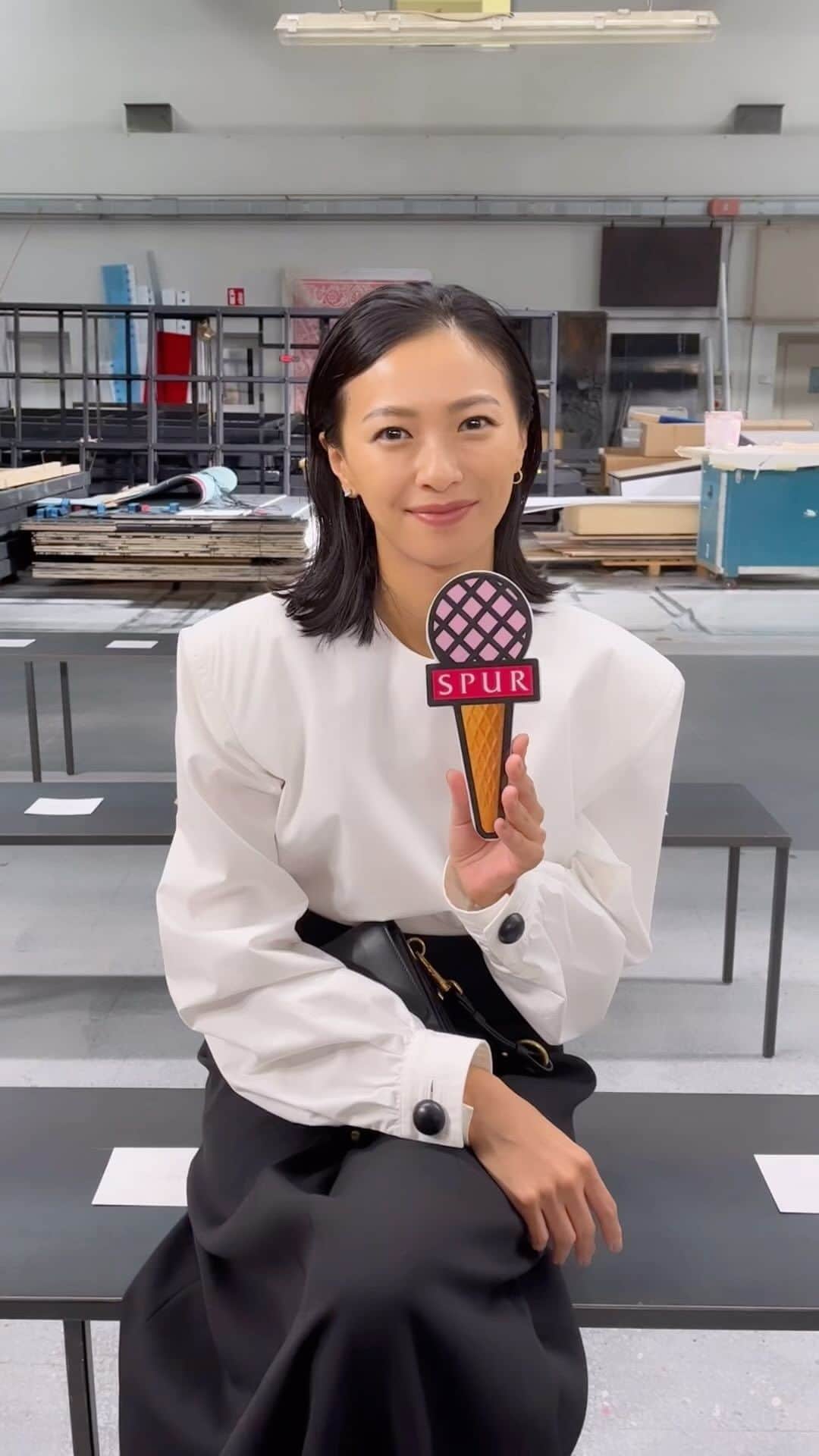 のインスタグラム：「ミラノで行われた #トッズ 2024年春夏コレクションにて #榮倉奈々さん をキャッチ！2024年春夏 ウィメンズ コレクションを最後に退任するヴァルター・キアッポーニの世界観が大好きという榮倉さん。今回のラストショーがとにかく寂しいと語ってくれました。 #Tods #TodsSS24 #トッズ#榮倉奈々  #MilanFashionWeek」