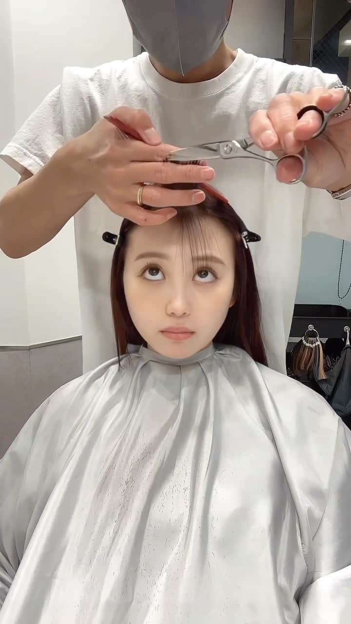のインスタグラム：「可愛い！と思ったらコメントしてね🫶🏻 ⡱  ˗˗˗˗˗˗˗˗˗˗˗˗˗˗˗˗˗˗˗˗˗˗˗˗˗˗˗˗˗˗˗˗˗˗˗˗˗˗ ⁡ ⁡ ⁡ ⁡ 【羽衣ちゃん前髪カット✨. 】 ⁡ ⁡ ⁡ ◌ @ukita_bob  ⁡ ご質問はコメント欄にお願いします！ ⁡ ⁡ ⁡ ⁡ ˗˗˗˗˗˗˗˗˗˗˗˗˗˗˗˗˗˗˗˗˗˗˗˗˗˗˗˗˗˗˗˗˗˗˗˗˗˗ ⁡ ⁡ ◌ 料金 ◌ ・カット ¥8,800 ・カット 𓂃 トリートメント ¥12,000 ・カット 𓂃 カラー ¥16,000 ・カット 𓂃 カラー 𓂃 トリートメント ¥19,000 ⁡ ⁡ ⁡ 𓂃 よくあるご質問 𓂃 ⁡ ⁡ Q . 予約はどうしたらいいですか？ ⁡ ✎ プロフィールのURLからお待ちしております。 ⁡ ⁡ Q . 場所はどちらですか？ ⁡ ✎  DX SHARE SALON 東京都渋谷区神宮前1-9-8 KI-438ビル 1F-A 【原宿駅、明治神宮前駅から徒歩4分】 ⁡ ⁡ Q . 投稿に若い子しか載っていないですが、 私の年齢でも大丈夫ですか？ ⁡ ✎ もちろん大丈夫です。 僕のお客様は現在【7歳(小学2年生)〜61歳】の方が ご来店してくださっております。 女性は全員可愛くします。 ⁡ ⁡ Q . どんな美容師？ ⁡ ✎ 施術中は喋りすぎず喋らなすぎず 絶妙なリラックスラインを狙います。 ⁡ カットは【ボブ】【ショートボブ】が好きですが、 ミディアム、ロングも好きです。 ⁡ カラーはブリーチをしなくても 【透明感】【くすみ感】が出るところを こだわっています。 ⁡ ⁡ ⁡ 𓂃 #ボブ #切りっぱなしボブ #ボブヘアー #ボブヘア #ボブスタイル #ミニボブ #前下がりボブ #ボブアレンジ #ショートヘア #ショート #ショートボブ #ショートカット #ミディアムヘア #シースルーバング #前下がりボブ #外ハネボブ #小顔カット #似合わせカット #ヘアアレンジ #어레인지 #헤어 #헤어컷 #밥 #hairlove #hairfashion #hairtransformation #haircolor #hairpainting #hairvideo #hairextensions」