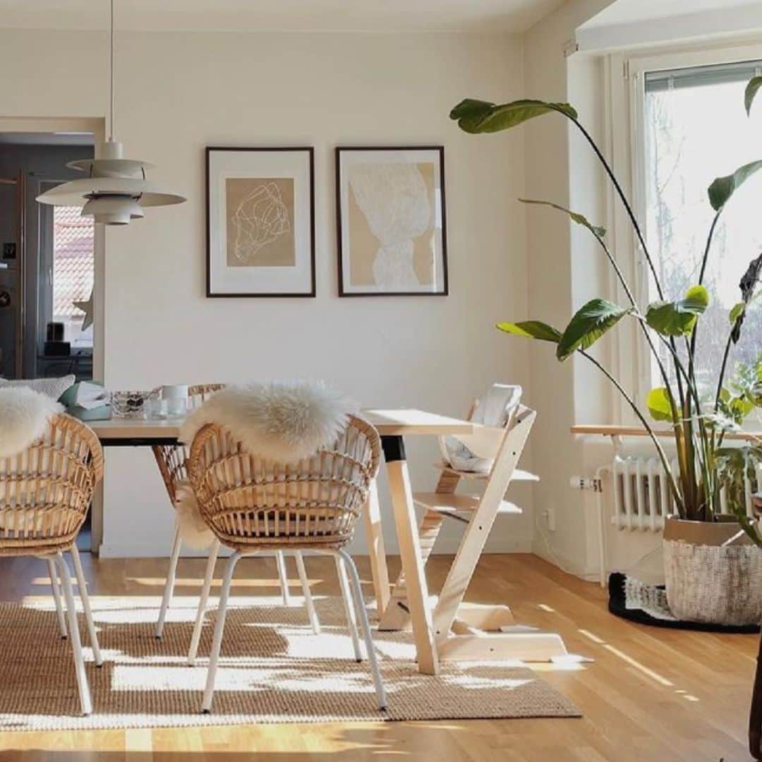 Stokke Japanさんのインスタグラム写真 - (Stokke JapanInstagram)「白と木目の家具が基調の #北欧ナチュラル なダイニングに、トリップ トラップ「オークナチュラル」を合わせた素敵なコーディネートをご紹介します。  @yuriwiks さんの投稿より ---------------------- 離乳食開始に向けて椅子を使い始めてます これもまた長く使っていけるのでStokkeに。 悩みに悩んだ色は木目がしっかりのオーク  部屋に馴染んで嬉しい🤤 ---------------------- 📷@yuriwiks   北欧生まれのベビーブランド「ストッケ」を代表するハイチェア、トリップ トラップ。 今後も定期的に #ストッケのある暮らし #トリップトラップのある暮らし をご紹介していきますので是非、保存＆フォローをお願いします。  #ストッケ #トリップトラップ #ストッケのある暮らし #トリップトラップのある暮らし #離乳食 #ハイチェア #キッズチェア #ベビーチェア #北欧 #北欧の暮らし #インテリア」9月22日 21時00分 - stokkejapan