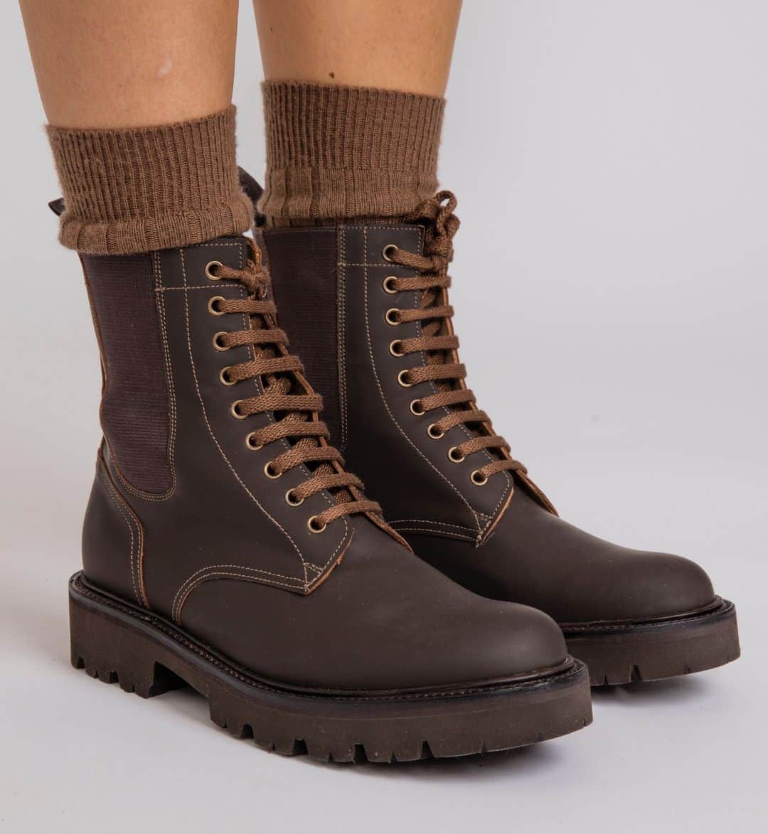のインスタグラム：「Our Rubberised collection is perfect for the wet weather. ⁠ ⁠ ⁠ ⁠ #grenson #grensonshoes #grensonboots #boots #menswear #womenswear #style #rubberised」