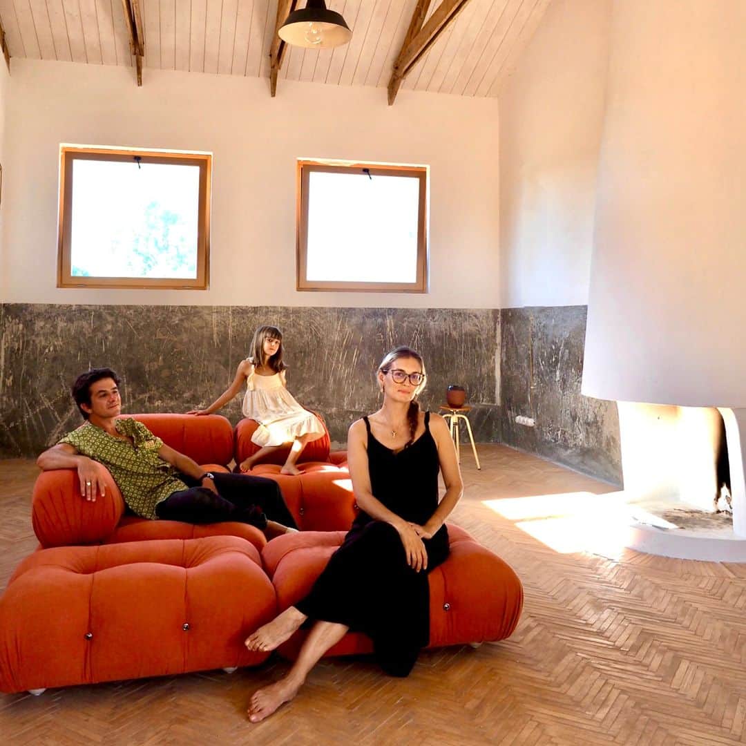 のインスタグラム：「Luisa Bertoldo and Francesco Mandelli warmly welcome the Camaleonda sofa into their home in Sardinia. Custom-designed for their space, it boasts a soft and durable blend of cotton and linen, mirroring the warm, earthy tones of the local clay. Now, it's ready to be lived in and cherished.  @luisabertoldo @francesco_mandelli @davide_fabio_colaci  #bebitalia #design #Camaleonda #MarioBellini」