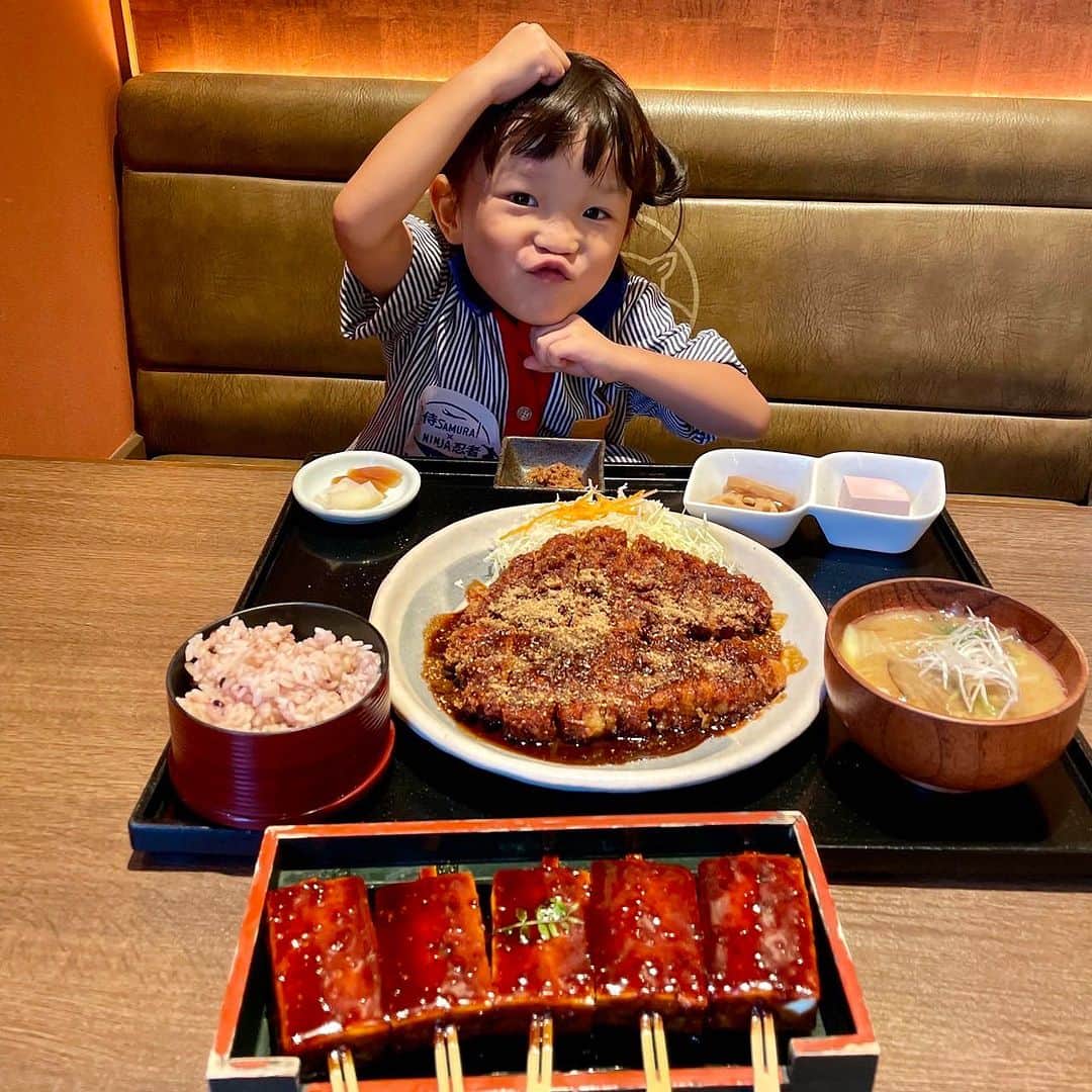 村方乃々佳のインスタグラム：「味噌カツにゴマをたっぷりかけていただきまーす💕🙏 ののちゃんはこの雑穀米がお気に入りでした🍚  #村方乃々佳 #ののちゃん #ののかちゃん #ののちゃんねる #nonokamurakata #노노카 #NONOCHAN #名古屋グルメ」