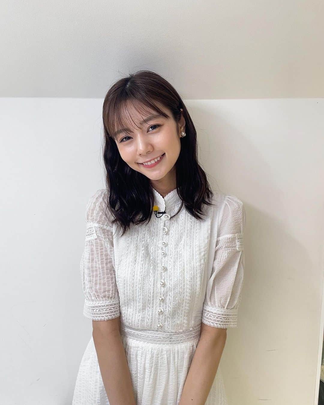 杉浦みずきのインスタグラム：「. なぜかとてつもなく昭和歌謡を歌い出しそうな雰囲気🎤笑笑  ポイントはたぶん黄色のマイク」