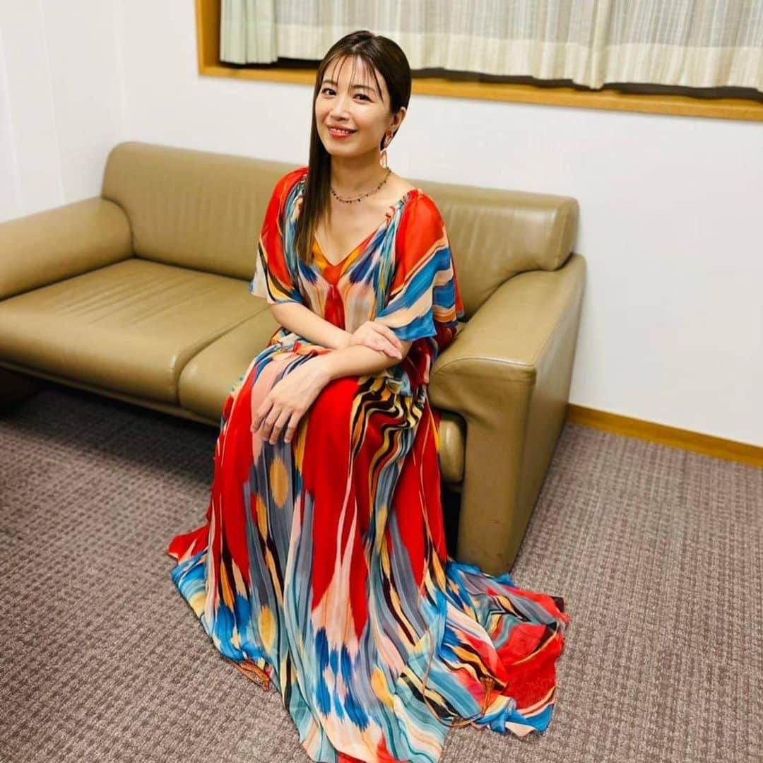 村治佳織さんのインスタグラム写真 - (村治佳織Instagram)「-スタッフぽえみよりお知らせ🫧- 9月23日10時から先週に引き続き『題名のない音楽会』に出演いたします。  コロナの影響を受け、2019年以来開催できていなかった「夢響」が復活！全国から選ばれた8組によるオーケストラと夢の共演の模様を2週にわたりお送りします。4人の見届け人が夢の実現を見守ります。 (題名のない音楽会HPより)  佳織さんよりコメント💫 ・・・・・・・・・・・・ 〜夢響・後編〜 先週に引き続き、夢のオ一ケストラとの共演を現実のものとされた皆様の熱演が放送されます。私も毎年のようにオケと演奏させていただきますが、その経験の貴重さをあらためて感じるきっかけにもなりました。　　　　　　　　　　　　出場者の皆様はもちろんのこと、それぞれの応援団の方々の熱量もたくさん！ぜひご覧ください！ ・・・・・・・・・・ 見届け人：反田恭平、京本大我（SixTONES）、石丸幹二、村治佳織　 進行：古坂大魔王、武内絵美（テレビ朝日アナウンサー） （敬称略）  出場者：金子暖さん、日下志友彦さん、益田彩乃さん、 紺野あすかさん 演奏：三ツ橋敬子指揮、東京シティ・フィルハーモニック管弦楽団  写真は、昨年の「題名のない音楽会」収録のときの未公開ショットです。 明日の放送では、先週と同じ黄色の衣装です😊  styling:@limleanlee hair＆makeup @mihomatsudahm  #題名のない音楽会  #夢響 #村治佳織 #kaorimuraji  #murajikaori  #classicalguitar #classicalguitarist」9月22日 21時10分 - kaorimurajiofficial