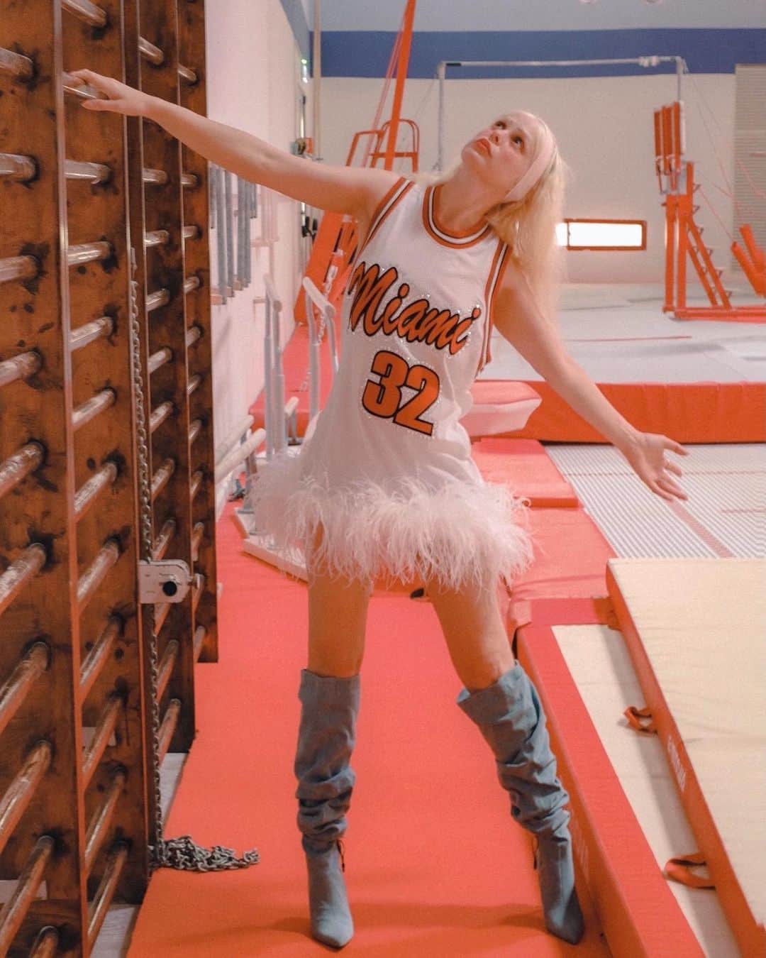 ペティート・メラーのインスタグラム：「A day at Thé Olympique Athletic Gymnasium, had an inspiring visit and wanted to sleep in ❤️🤍dress by @daria_y_maria shot by @braudephoto #Miami32 #Miami #Olympic」