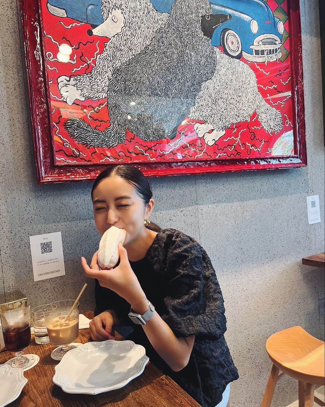 佐倉真衣のインスタグラム：「忙しかったけど充実した金曜日だった。 初めてマリトッツォ食べてこの顔よ🌞🤞🏼  #マリトッツォ #ここのラテ好き」