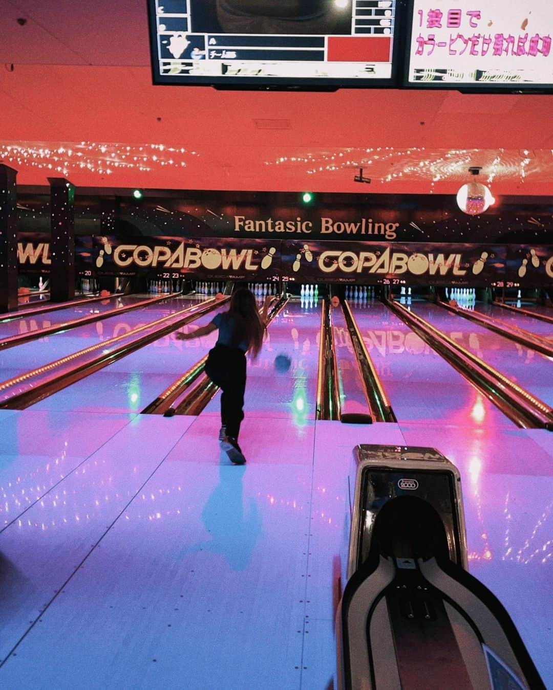 Azuさんのインスタグラム写真 - (AzuInstagram)「昨日は久しぶりのボーリングへ🎳 楽しくて沢山はしゃいだ写真を😂 一枚目のチラッと見てるの我ながらジワる😂 因みに私1番でした😏 たまたまボールとトップスがリンクしてたので ボールと2ショット💙 たまにはこんな一面も乗っけてみました😂  #ボーリング#リンクコーデ#カーゴパンツ#カーゴパンツコーデ #カラーコーデ#glmlips#glamlipsshop #グラムリップス」9月22日 21時06分 - azu.aaatan