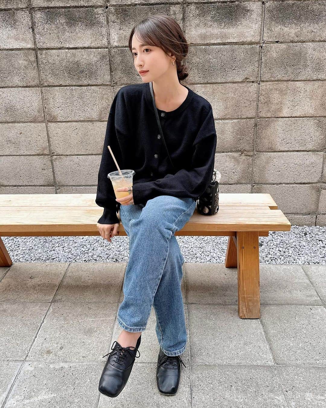 kaneshima ayaのインスタグラム：「. 涼しい日もちょこちょこ出て来たので 最近届いたカーディガン着てみた🖤 カーディガンってたくさん使い道あるから好き🧶 これは @andme_official ので もちもちしてて気持ちいい🐏🧦 この生地で3000円以内は安い🥹♡ ストーリーにリンク貼っときます🖤 #andme #アンドミー #アンドミーコーデ #アンドミースタイル#秋コーデ#カーディガン#カーディガンコーデ#ニットコーデ#低身長コーデ#zozotown #zozo購入品#UNIQLO#ユニクロ#プチプラコーデ#大人カジュアル」
