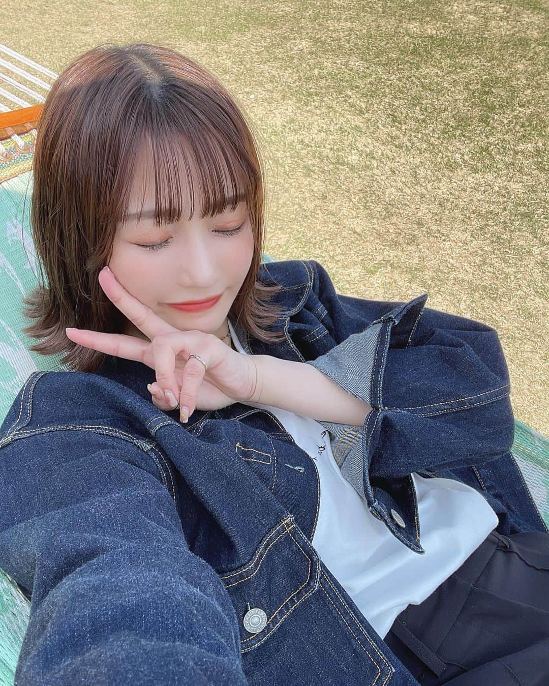 小林智絵さんのインスタグラム写真 - (小林智絵Instagram)「. . . . . . 外でごろごろ〜☺️🌳✨ . . . . . #ボブ #ボブアレンジ #ボブヘアアレンジ #初島 #初島アイランドリゾート #初島旅行 #デニムコーデ #デニムジャケット #デニムジャケットコーデ #モノトーン #モノトーンコーデ #カジュアルコーデ #イエベ秋 #イエベ秋メイク #イエベ #イエベメイク #外ハネ #外ハネボブ #年齢逆行アイドル」9月22日 21時09分 - kobayashichie_1012