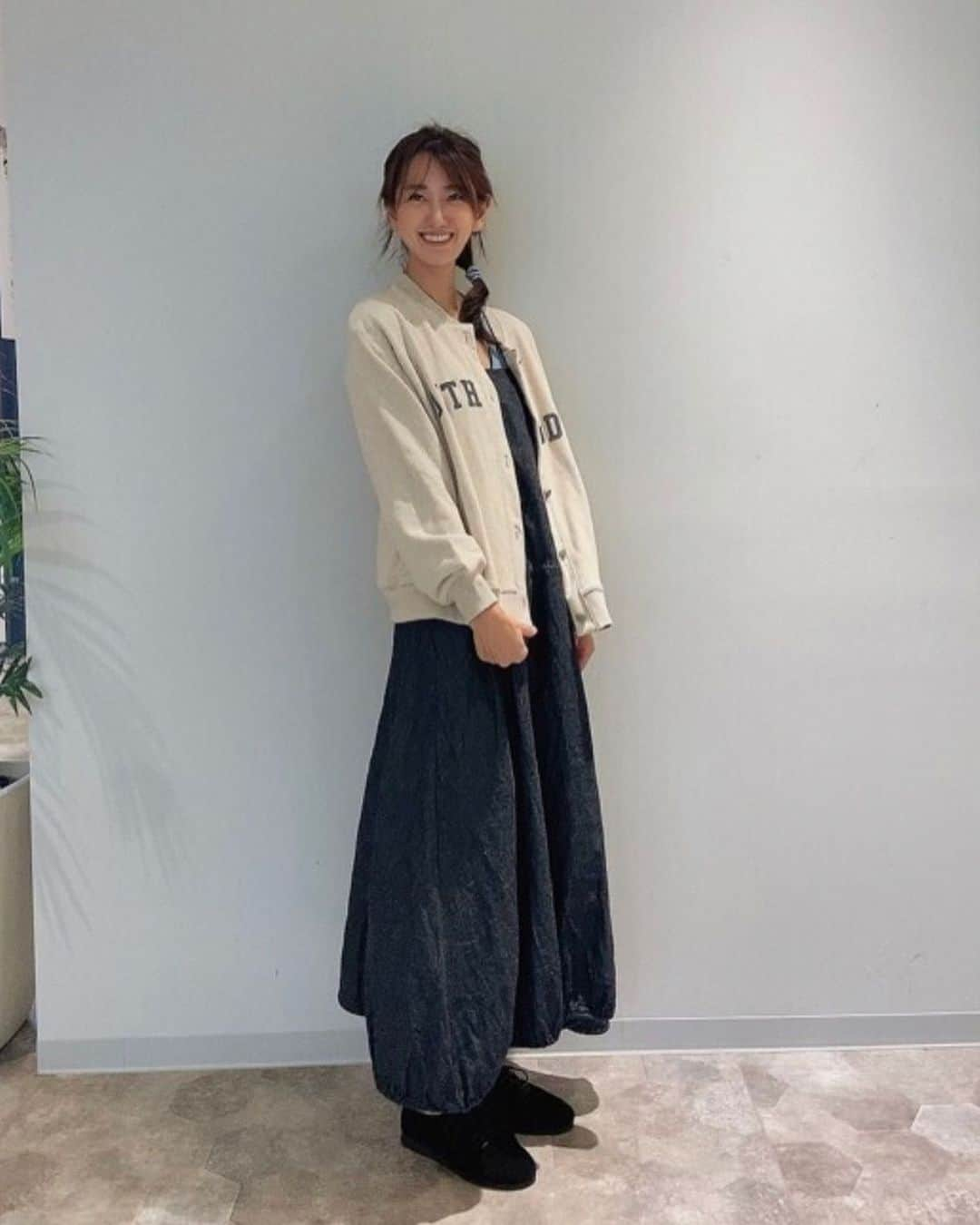 阿川麻美のインスタグラム：「#ootd all..@frenchbleu_official  1枚でコーデの主役になれるデニムワンピと これからの時期大活躍しそうなカーデを合わせて カジュアル楽ちんコーデ💓  東海地方を中心に出店しているお店で、オンラインショップで購入できるよ👍  #pr #インフルエンサーワークス #frenchbleu #フレンチブリュ #カジュアルコーデ #大人カジュアル #ナチュラル #ナチュラルコーデ #30代コーデ #別注アイテム #限定アイテム #SWAANALBERG #スワンアルバーグ #体系カバー #165cmコーデ  https://frenchbleu.jp/p/search?tag=EXCLUSIVE&utm_source=linstagram_campaign&utm_id=social」