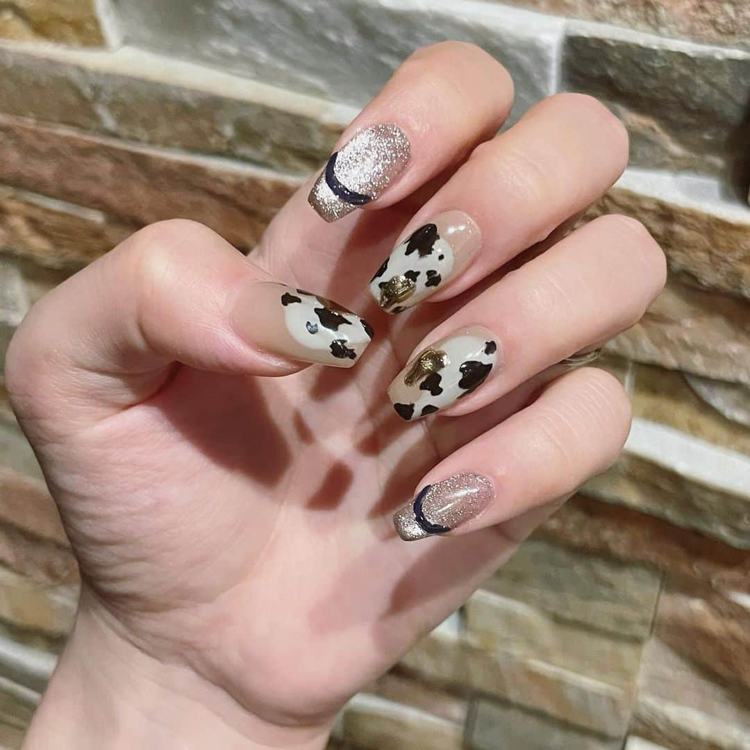 木下ひなこさんのインスタグラム写真 - (木下ひなこInstagram)「💅  秋を意識したNew nail🤎💙  ネイビーに 絶妙カラーのちゅるんミラー ×アニマル柄とマグネットネイルにネイビーライン🫶  最近はある程度デザインを決めて @chipieee_nail_mika さんに相談して センスにお任せしてます🥹💕  どんなネイルにしたい気分かをお伝えすれば いつも想像以上に仕上げてくださるので 本当にありがたい😭🫶🫶  アシメネイルだから 同じネイビーを取り入れて少し統一感出してくれてるのもタイプすぎる🫣 いつもありがとうございます🤎  秋のネイルって可愛いよね😍 いろんなネイルしたい🤝  #ネイル#アシメネイル#ネイルデザイン#秋ネイル#トレンドネイル#nail#マグネットネイル#ミラーネイル#ちゅるんネイル」9月22日 21時10分 - hinako_0525