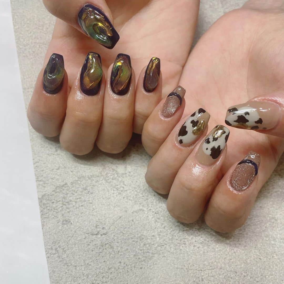 木下ひなこのインスタグラム：「💅  秋を意識したNew nail🤎💙  ネイビーに 絶妙カラーのちゅるんミラー ×アニマル柄とマグネットネイルにネイビーライン🫶  最近はある程度デザインを決めて @chipieee_nail_mika さんに相談して センスにお任せしてます🥹💕  どんなネイルにしたい気分かをお伝えすれば いつも想像以上に仕上げてくださるので 本当にありがたい😭🫶🫶  アシメネイルだから 同じネイビーを取り入れて少し統一感出してくれてるのもタイプすぎる🫣 いつもありがとうございます🤎  秋のネイルって可愛いよね😍 いろんなネイルしたい🤝  #ネイル#アシメネイル#ネイルデザイン#秋ネイル#トレンドネイル#nail#マグネットネイル#ミラーネイル#ちゅるんネイル」