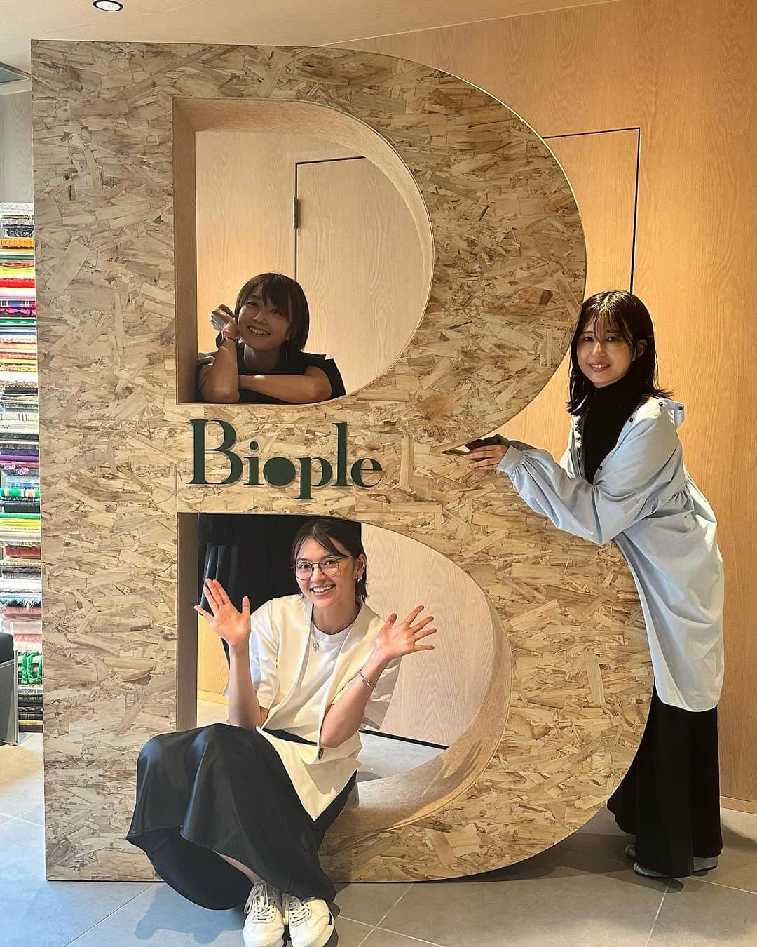 細田阿也さんのインスタグラム写真 - (細田阿也Instagram)「@biople #biople #bioplefes  こじちゃんとあいちゃんと 伺わせて頂きました🫶🏻  第17回目となる『Biople FES』のテーマは #TheBiople  この秋10周年を迎えるというBiopleさん💚  Biople Health routine として 毎日を、Biopleと共に。 健やかな美しさを提案するBiopleならではのアイテムで、暮らしに楽しみと心地よさを。  朝、昼、夜のシーン別にぴったりの新商品やブースが並び  Biople 10th Anniversary 「Biopleが大切にする10のコト」　として  10周年を記念したスペシャルコラボアイテムや、 これまでの歩みやこれからの取り組みについてなど ご紹介頂きました。  可愛すぎる♡PRの皆様に癒され  もはやファンであり お世話になっている各メーカーの皆様に会えて  @biople_sancha #biople三軒茶屋　の皆様に会えたり  最近美容疎かったのですが🥹 onoffどちらも欠かせない 生活を支えてくださる各アイテムに、想いを魅力を伝えてくださる愛にエネルギーや、 ハッピーマインドを感じ 終始気分が上がる時間、空間でした🥹  サクサクっと伺わせて頂きましたが、ご一緒くださった こじちゃんの包み込む優しさ あいちゃんのピュアな惹き込まれる可愛き笑顔にも 心から癒されました🥹♡  楽しい時間を 皆様有難うございました🧏🏻‍♀️❤️」9月22日 21時19分 - hosodaaya