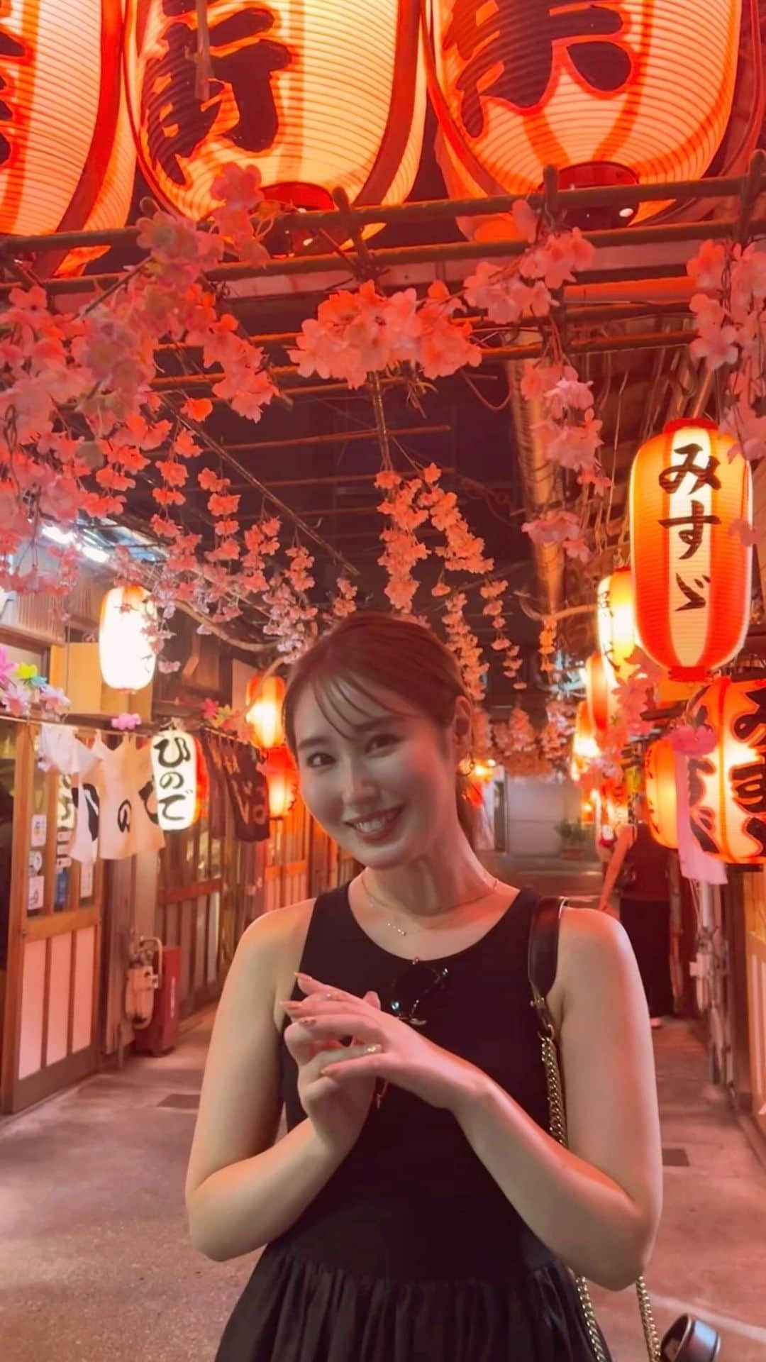 八尋莉那のインスタグラム：「静岡おでん、初めて食べたけどすごく美味しかった✨ はんぺんが知ってるはんぺんと違った、、！！ また食べたいなぁ🍢 そろそろおでんの季節🍂 ・ ・  これは初めて作ったリール動画🥳 作るの難しいけど楽しい🫶🏻 このあともう一軒梯子しました☺️ ・ ・ #リール投稿#リール#静岡#静岡県#おでん#青葉おでん横丁#おでん横丁#ドライブ#甲信越#小旅行#ちょい飲み#プチ旅行#週末おでかけ#おでかけ#お出かけスポット」