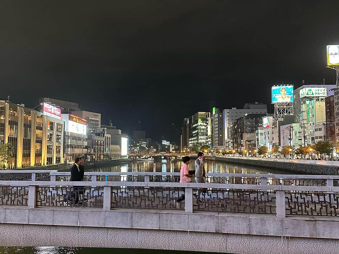 田中律子さんのインスタグラム写真 - (田中律子Instagram)「夜公演終わりに、アダルトチーム、袴田さん、進ちゃん、監督と4人で中洲までラーメン🍜食べに行ってきました🤩  あーん、久しぶりの福岡で、ラーメン🍜しかも泡立つ豚骨スープに、細麺のバリかたで、味玉チャーシューでガッツリ攻めてみました🍜めちゃくちゃ美味しかったー🤩大満足ー❗️❗️  明日も、昼夜と2公演頑張るぞーー💪🏼えいえいおーー✊🏼  #backtothememoriespart3  #ライブステージ #fantastics  #福岡公演  #福岡サンパレスホール  #あと4公演  #明日も頑張るぞ  #観に来てくれたみなさま  #ありがとうございました」9月22日 21時20分 - ri2kotanaka