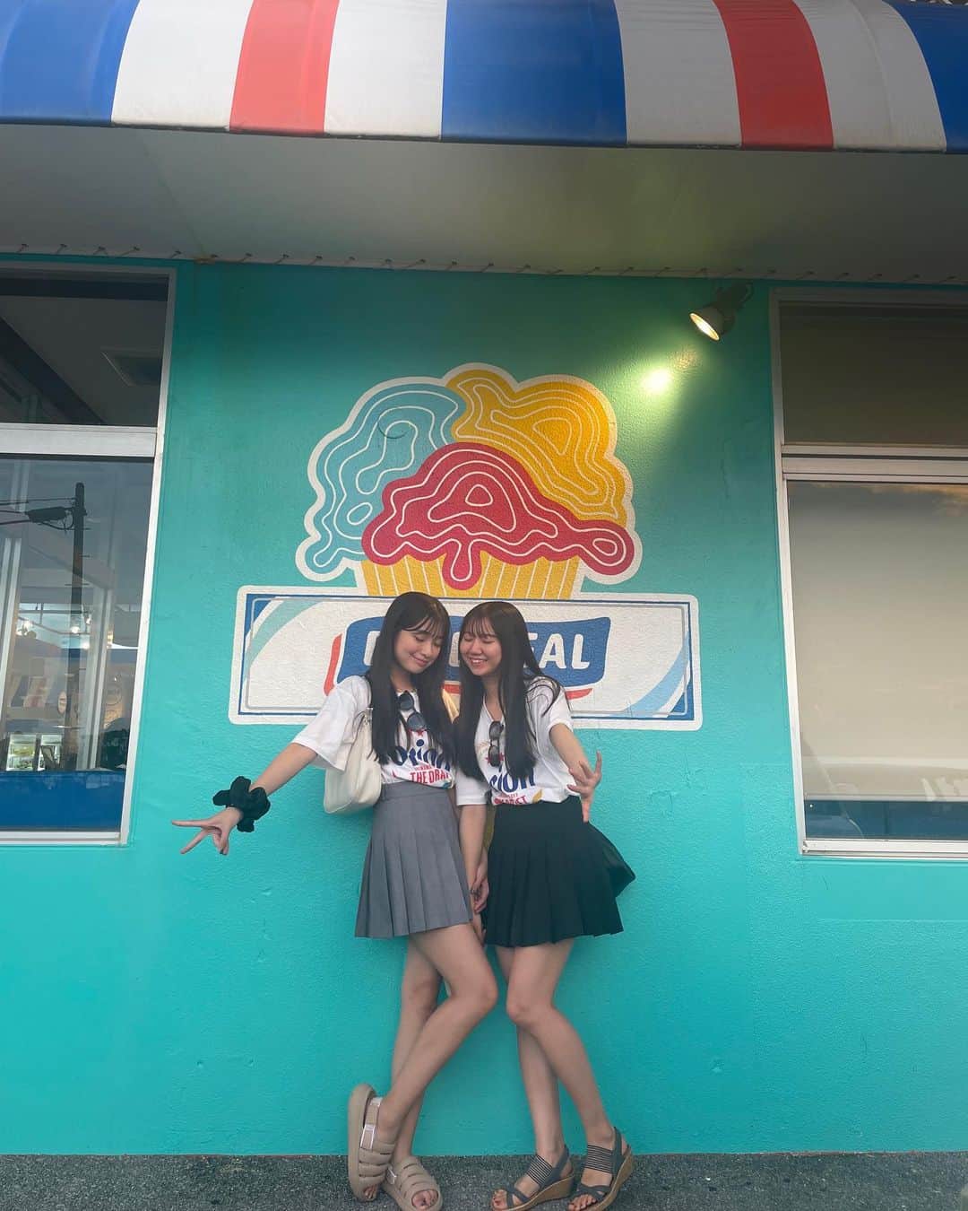 のインスタグラム：「あいみんと沖縄行ってきた〜！🌺  2枚目笑い方同じなの😂」