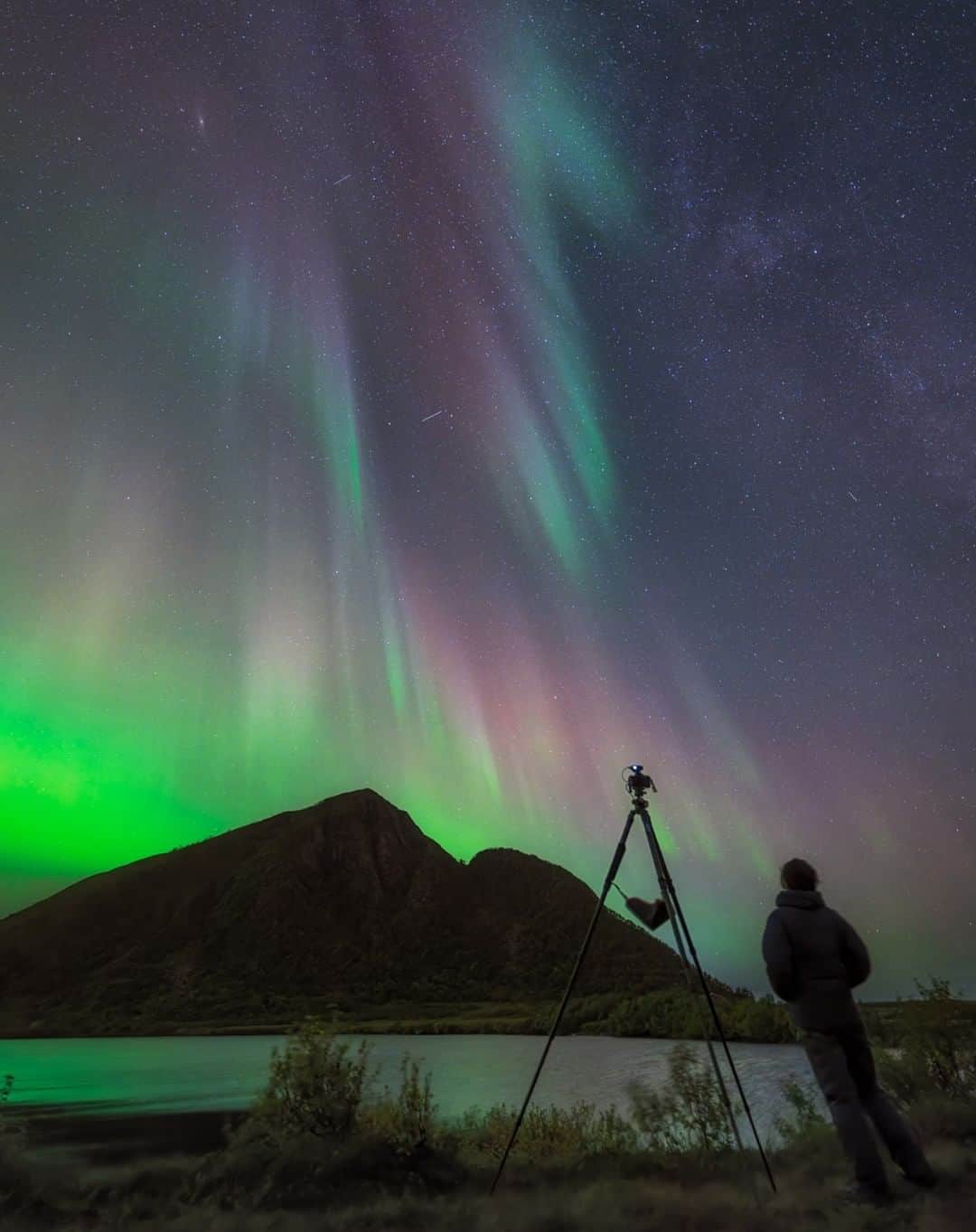 KAGAYAのインスタグラム：「一つ前に投稿した写真の撮影風景です。身長より高い三脚にカメラを載せて高い位置から撮影しました。カメラはリモートコントローラーで操作します。  #オーロラ #ノルウェー #北欧 #星空 #starphotography #sonyalpha #α7rv #aurora」