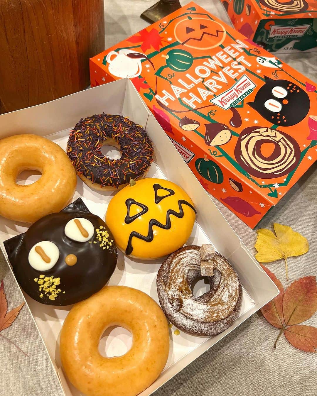 クリスピー・クリーム・ドーナツ ジャパンのインスタグラム：「美味しくて楽しい6個のドーナツを詰めた『ハロウィン ダズン ハーフ』は、限定ボックスでご提供中♪  今年は、実りの秋をお祝いするジャックランタンや黒猫をイメージしてデザインしました🎃🐈‍⬛  自分用にはもちろん、手土産にもおすすめです☺️❣️  #クリスピークリームドーナツ #krispykremedoughnuts #HALLOWEEN #ハロウィン #ドーナツ #新商品 #ハロウィンドーナツ #期間限定 #期間限定スイーツ #黒猫」
