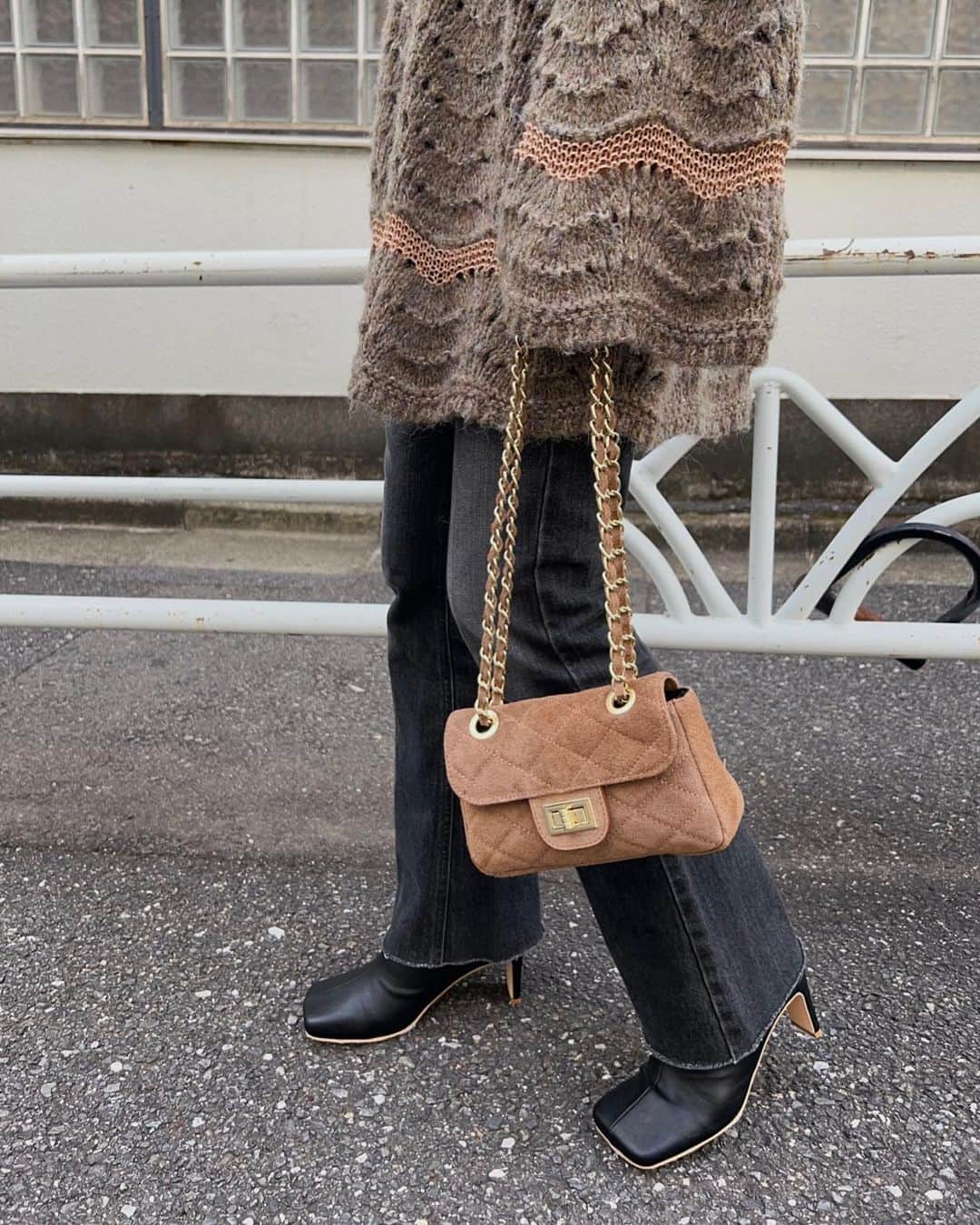 川島幸恵さんのインスタグラム写真 - (川島幸恵Instagram)「🌿🌿🌿 ⁡ 待望の透かし柄チュニックニットが明日入荷します！✨ 着るだけで気分が上がるニットです🧶 ⁡ 早く来たーい🥰 ⁡ ⁡ #SHENERY_official #knit #SHENERY #denimpants #boots #SHENERY #necklace #harpo #navajojewelry  #fashion #styling #autumn  #ニット #ニットコーデ」9月22日 21時15分 - sachie118