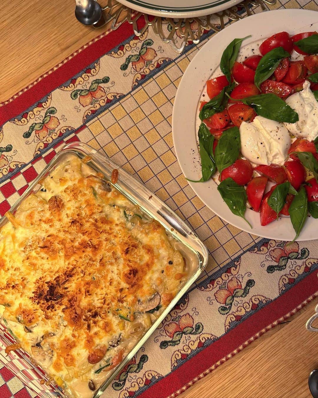 のインスタグラム：「大好きなチーズの日😍  週に一回は行われてしまうチーズの日🧀  みなさまにとったら心底勝手にしてくれ、 な日だと思いますが😂  そんな今週はおうちで具盛りグラタンとブッラータチーズとトマト仲間のバジル乗せ作りました🥹  グラタンが結局好きすぎる私は、 冷蔵庫でごにょついていた野菜たちを連れ出し、アツアツ世界へ誘導しました♨️  連れ出されてしまったのは、 玉ねぎ、ほうれん草、ぶなしめ、マッシュルーム、ジャガイモ、コーンたちです。  それぞれ天国に一番近い冷蔵庫にいたのに、 この暑さでのグラタン旅はかなり苦しいものがあったかもしれませんが、無事に美味しい定位置になってくれました☺️🥔  チーズにも十分に立ち上がってもらい、 自分で作るチーズ料理が一番結局チーズの多さを決められるので一安心です😮‍💨🧀🧀🧀  裏切ることを知らないグラタン。 やっぱり私を喜ばせる才能ばかりを持ち合わせています。  きっと全人間を今日もまた喜ばせてることでしょう☺️」