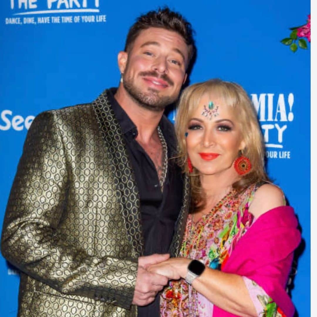 ダンカン・ジェイムスさんのインスタグラム写真 - (ダンカン・ジェイムスInstagram)「Fabulous time with @flitwicker (mum) dressed up for the press night for @mammamiapartyuk supportin our boy @antonycosta who’s brilliant as nikos! Great food, great cast and of course, great music! @abba」9月22日 21時16分 - mrduncanjames