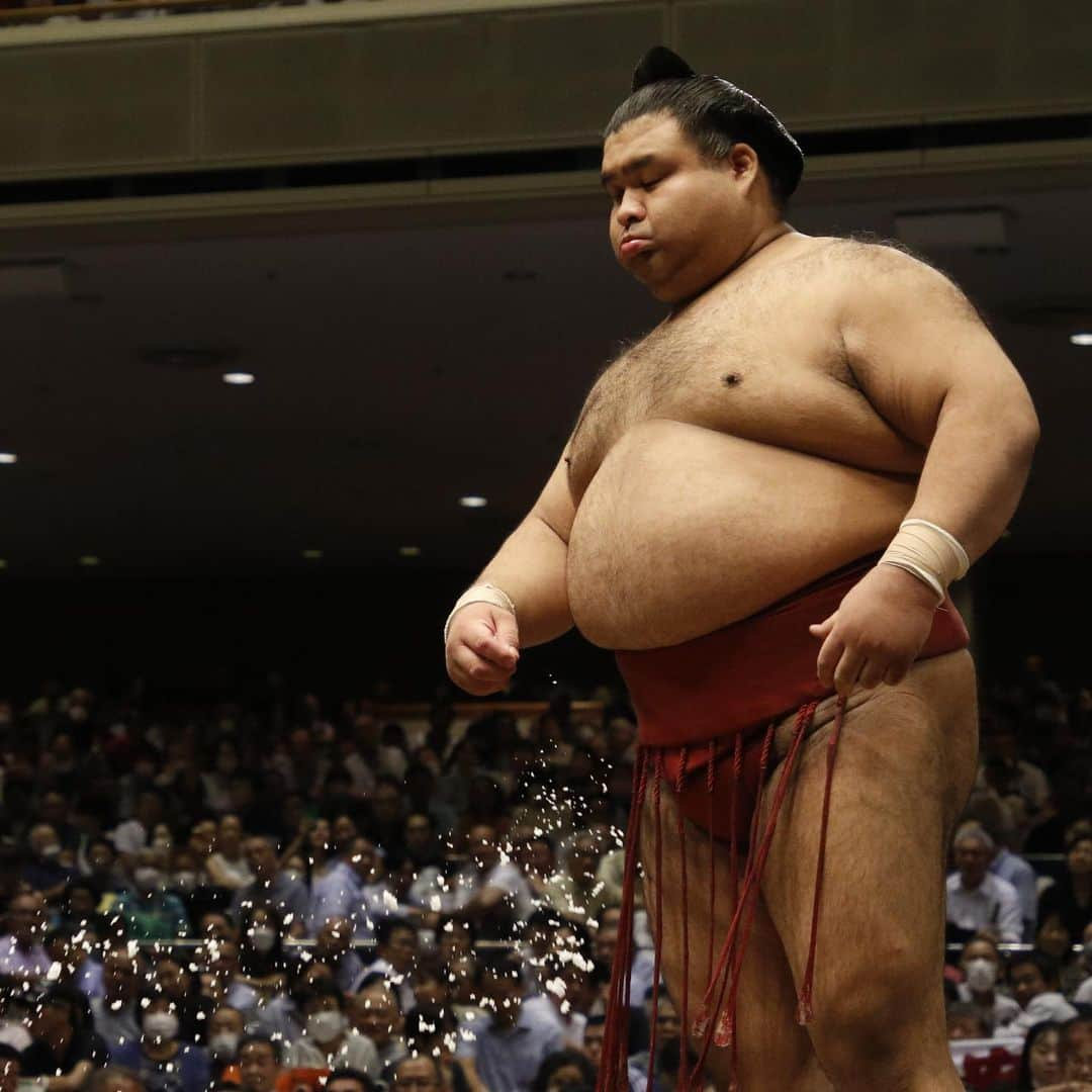 日本相撲協会さんのインスタグラム写真 - (日本相撲協会Instagram)「大相撲九月場所十三日目！ #貴景勝 が単独トップの#熱海富士 を破り、3敗で並んだ！ 4敗で追うのは、#大栄翔 #髙安 #金峰山 #北青鵬 の4名。 残り2日も目が離せません！  @sumokyokai  #大相撲 #sumo #相撲 #力士 #お相撲さん #japanphoto #sumowrestlers #japanculture #満員御礼 #国技館 #両国国技館 #九月場所 #秋場所」9月22日 21時17分 - sumokyokai