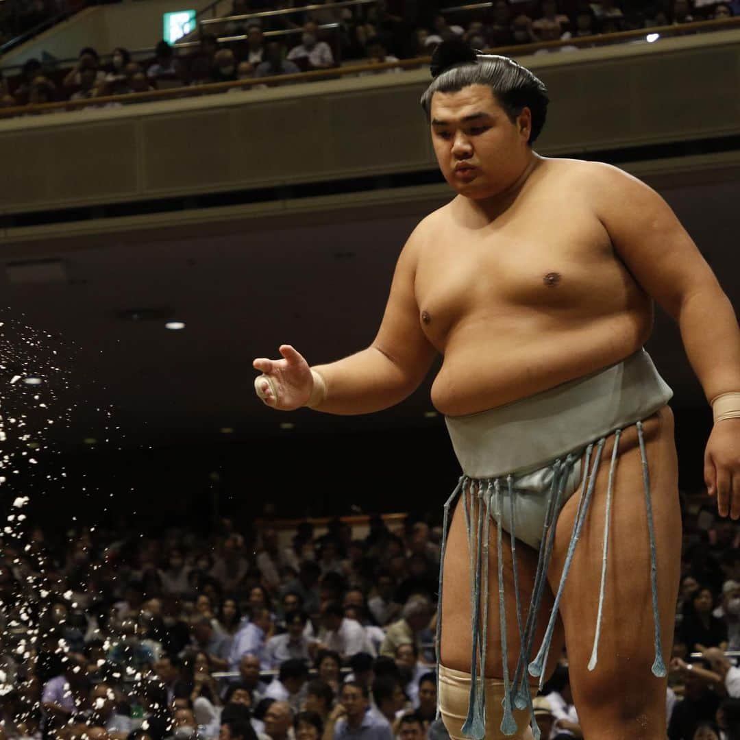 日本相撲協会さんのインスタグラム写真 - (日本相撲協会Instagram)「大相撲九月場所十三日目！ #貴景勝 が単独トップの#熱海富士 を破り、3敗で並んだ！ 4敗で追うのは、#大栄翔 #髙安 #金峰山 #北青鵬 の4名。 残り2日も目が離せません！  @sumokyokai  #大相撲 #sumo #相撲 #力士 #お相撲さん #japanphoto #sumowrestlers #japanculture #満員御礼 #国技館 #両国国技館 #九月場所 #秋場所」9月22日 21時17分 - sumokyokai