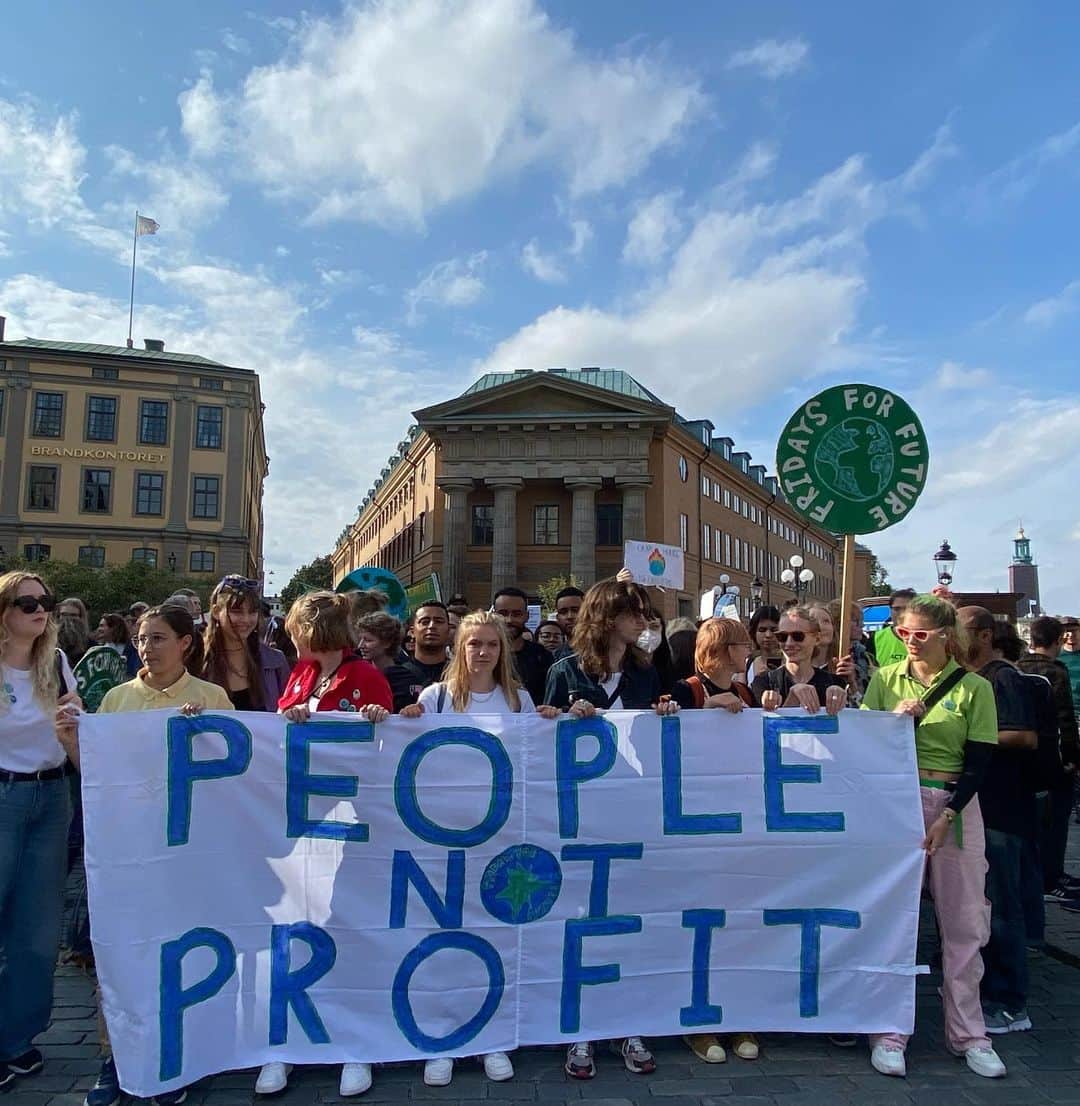 グレタ・トゥーンベリさんのインスタグラム写真 - (グレタ・トゥーンベリInstagram)「Climate strike week 266. Today we are over 5 thousand people on the streets of Stockholm marching for climate justice!! We are unstoppable, another world is possible!✊✊🌏  #FridaysForFuture #ClimateStrike #EndFossilFuels」9月22日 21時18分 - gretathunberg