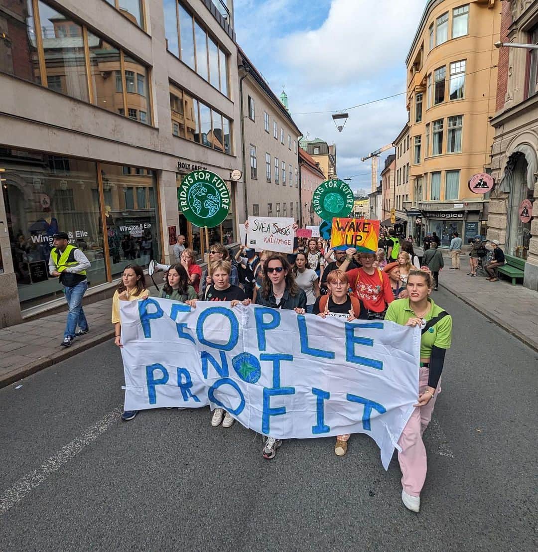 グレタ・トゥーンベリのインスタグラム：「Climate strike week 266. Today we are over 5 thousand people on the streets of Stockholm marching for climate justice!! We are unstoppable, another world is possible!✊✊🌏  #FridaysForFuture #ClimateStrike #EndFossilFuels」