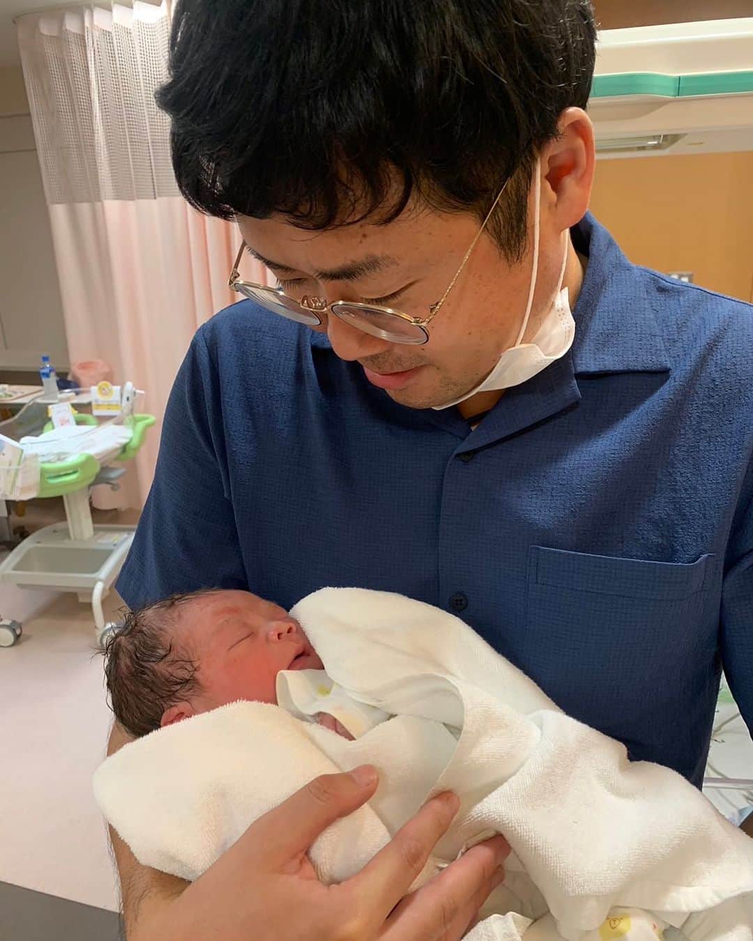 片山真人のインスタグラム：「【パパになりました！】 けさ、2023年9月22日午前8時47分、私片山真人、父になりました！！ 3374gの元気な男の子です。  産声を聞いた時、これまで経験した感動とはまた違った新たな感動に、自然と涙がこぼれてきました。  妻が昨夜入院してから約9時間、痛みや吐き気、眠気と戦いながらつらい初めての出産を乗り越えました。振り返ればこの10か月間、お腹に赤ちゃんを抱えてつわりや体調のめまぐるしい変化に悪戦苦闘、仕事も妊娠9ヶ月まで続けこうして元気な赤ちゃんを産んでくれた妻。そして家族にただただ感謝しかありません。  医師の方々、サポートしてくださった病院関係者のみなさまも本当にありがとうございました。 育休も適宜取りながら、一層気合い入れて仕事も頑張ります。引き続き片山家を宜しくお願いします！！  #父 #赤ちゃん #第一子　#パパになりました」