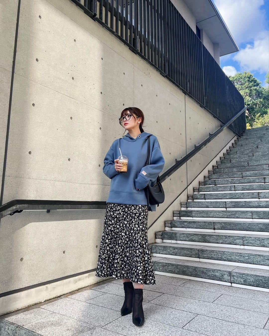のインスタグラム：「めずらしくダテメかけてみたりした👓  @classicalelf_official のダンボールニットパーカー！ マシュマロみたいになめらかな肌触りで、着心地抜群だよ✨  もう少し寒くなったら、アウターからフード出して重ね着しても可愛く着こなせそう💙 (164cm.Lサイズ.grayish blue)」