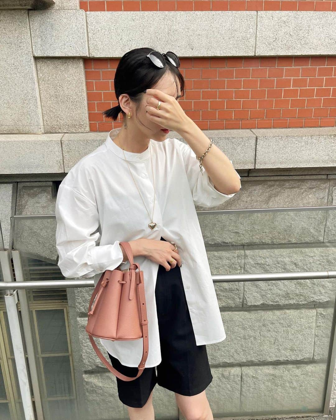 miheeさんのインスタグラム写真 - (miheeInstagram)「ootd  @urs_official  背中のボタンデザインで後ろ姿まで 可愛いバックスリットチュニックシャツ🤍  後ろのボタンを外せばスリット風にも 長めのチュニック丈で気になる 腰まわりをカバーしてくれるシャツ🥰  一枚で着るのはもちろん、 レイヤードスタイルや羽織りとしての着用も できるので、すごく使いやすいitem🫶  #urs #ユアーズ #urs_styling #urs_official #タイアップ #釦バックスリットチュニックシャツ #大人コーデ」9月22日 21時28分 - __mihi__