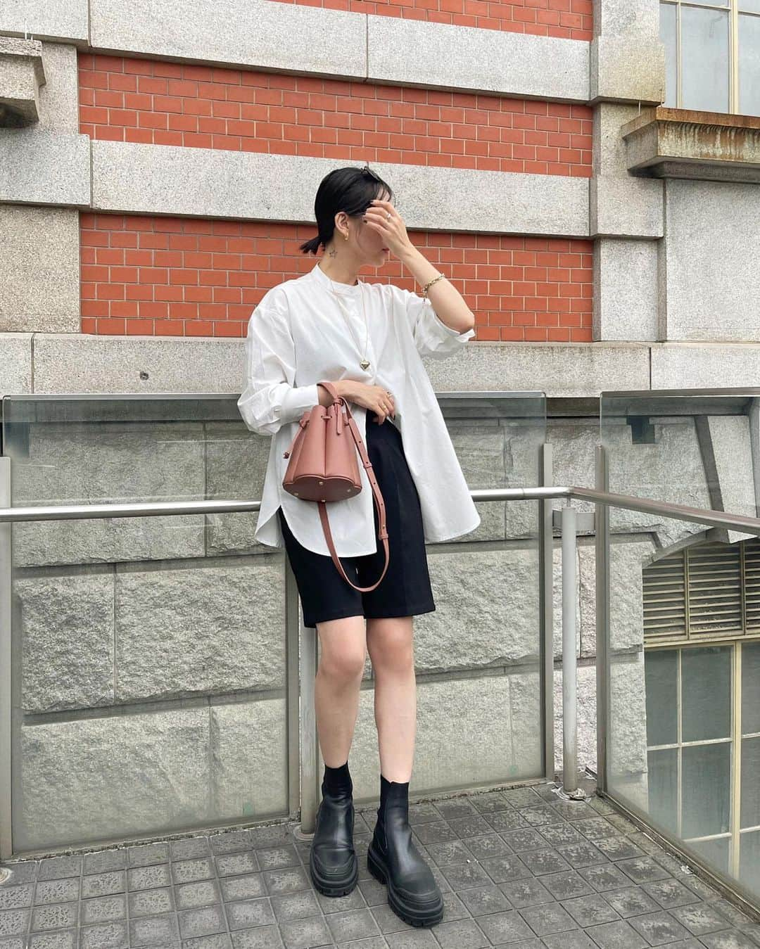 miheeさんのインスタグラム写真 - (miheeInstagram)「ootd  @urs_official  背中のボタンデザインで後ろ姿まで 可愛いバックスリットチュニックシャツ🤍  後ろのボタンを外せばスリット風にも 長めのチュニック丈で気になる 腰まわりをカバーしてくれるシャツ🥰  一枚で着るのはもちろん、 レイヤードスタイルや羽織りとしての着用も できるので、すごく使いやすいitem🫶  #urs #ユアーズ #urs_styling #urs_official #タイアップ #釦バックスリットチュニックシャツ #大人コーデ」9月22日 21時28分 - __mihi__