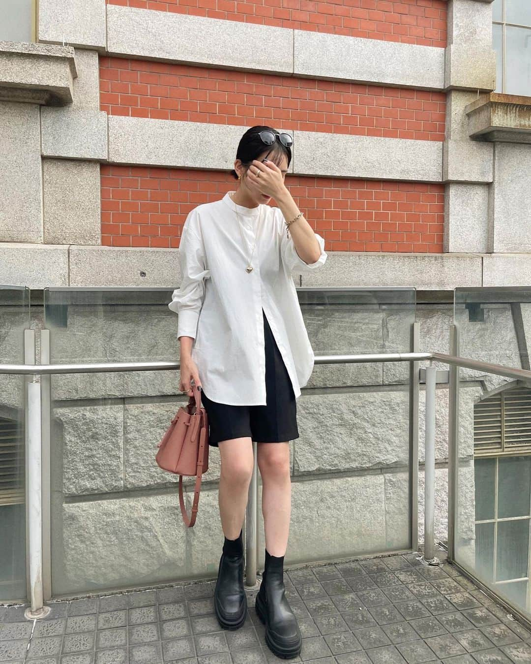 miheeさんのインスタグラム写真 - (miheeInstagram)「ootd  @urs_official  背中のボタンデザインで後ろ姿まで 可愛いバックスリットチュニックシャツ🤍  後ろのボタンを外せばスリット風にも 長めのチュニック丈で気になる 腰まわりをカバーしてくれるシャツ🥰  一枚で着るのはもちろん、 レイヤードスタイルや羽織りとしての着用も できるので、すごく使いやすいitem🫶  #urs #ユアーズ #urs_styling #urs_official #タイアップ #釦バックスリットチュニックシャツ #大人コーデ」9月22日 21時28分 - __mihi__