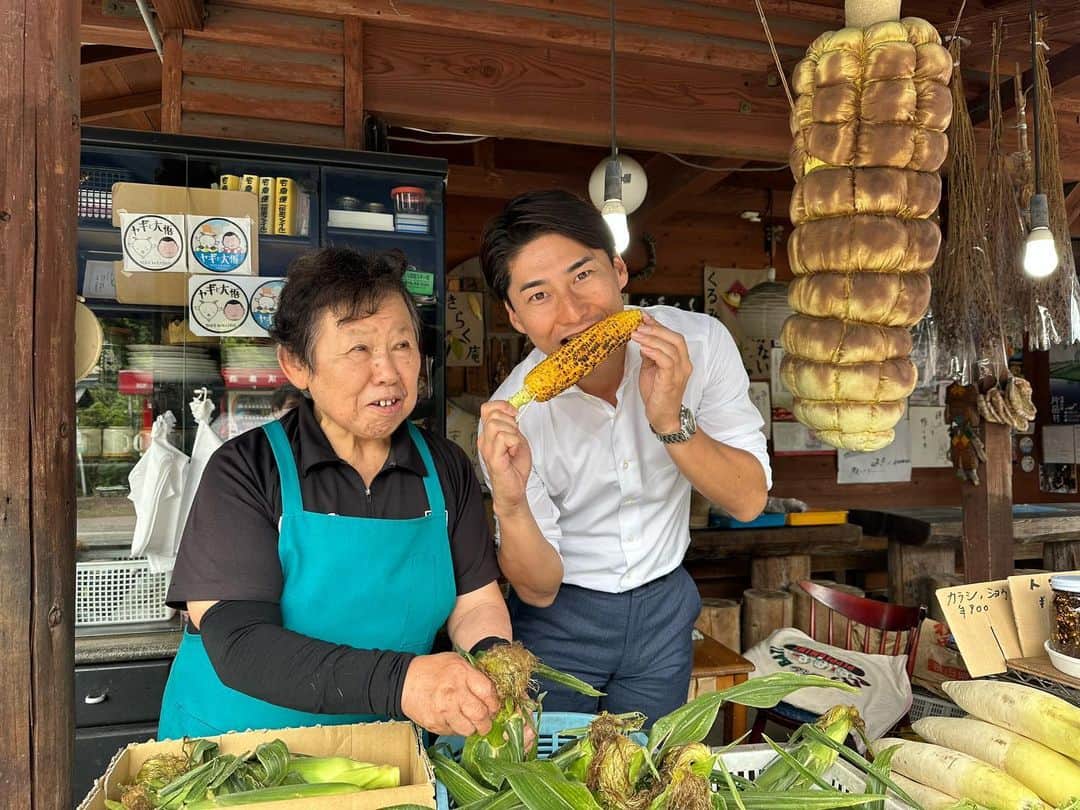 のインスタグラム：「片品村で綺麗な景色に癒されながら、とうもろこし街道の【きらく庵】さんにて激甘焼き🌽を頂きました。何よりもお母さんのお人柄が素敵です。  日光〜片品村〜沼田を繋ぐ国道120号の通年通行促進規制同盟会にて顧問としてご挨拶。少しでも形になるよう尽力して参ります。  お昼は沼田の【NoodleBar Oraga】さんにて何とも美しいラーメン🍜を頂きました。トッピングで味玉と二郎系チャーシュー！  夜は前橋の【広瀬川ナイトテラス】にて仲間達と楽しい時間。川沿いが綺麗な芝生と赤レンガで素晴らしい雰囲気になって参りました。明日明後日もやってますので皆さん足を運んで美味しいものたくさん食べて飲んで下さい^_^」