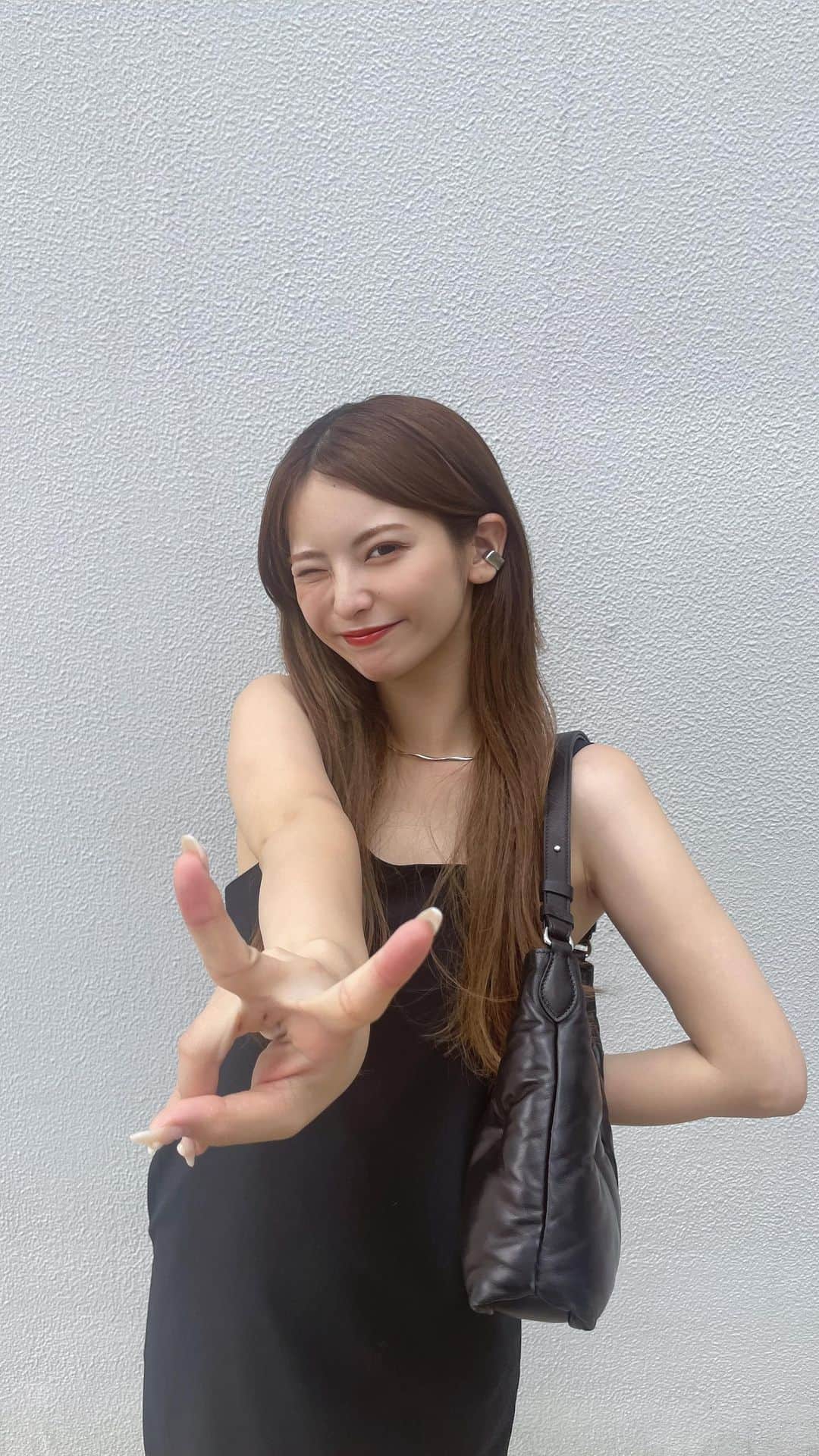 木下ひなこのインスタグラム：「💄  最近お気に入りのリップたち🥰🫶  ① @addictionbeauty_official   THE LIPSTICK BOLD 101 Sicilian Girl  今年の夏大活躍したリップ🥰 コックリしてるから秋にも引き続き使えて嬉しい🤎  ② @suqqu_official   VIBRANT RICH LIPSTICK 09 綺響 -AYAHIBIKI  これを塗ると一気に秋っぽくなる🥺🤎 オシャレな色味だし 持っているリップに重ねても可愛い🙌  ③ @suqqu_official   SHEER MATTE LIPSTICK 12流月-NAGARETSUKI  普段は濃いめの色を使いがちだけど 透け感のあるマットリップで 赤みのあるブラウンがとっても可愛い🫰  リップを塗る前には @dr365_official のUVリップトリートメントを😉 縦じわが気になりづらくなるし UVケアをしながらふっくらツヤツヤな唇になるよ💋  #秋リップ#秋メイク#秋#秋コスメ#コスメ#addiction#suqqu」