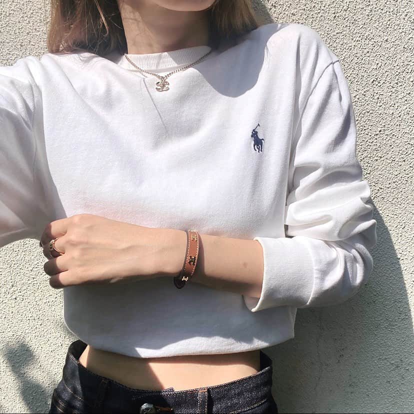 のインスタグラム：「・ この前 @poloralphlauren のロンT☝️を投稿した時に質問頂いてて💭  サイズはメンズのSを着てます💫  このくらいのゆるさが◎🫶  #poloralphlauren #celine #celinebyhedislimane」