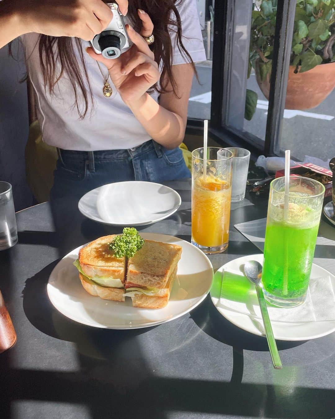 足立沙織さんのインスタグラム写真 - (足立沙織Instagram)「. 喫茶店はクリームソーダ一択🥤🍈 なんだかタイムスリップしたみたいな 空間がこれまた心地よかったなぁ🕰️  #東京#喫茶店#クリームソーダ」9月22日 21時23分 - sao_ri_17