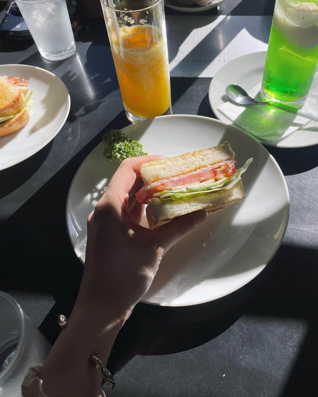 足立沙織さんのインスタグラム写真 - (足立沙織Instagram)「. 喫茶店はクリームソーダ一択🥤🍈 なんだかタイムスリップしたみたいな 空間がこれまた心地よかったなぁ🕰️  #東京#喫茶店#クリームソーダ」9月22日 21時23分 - sao_ri_17