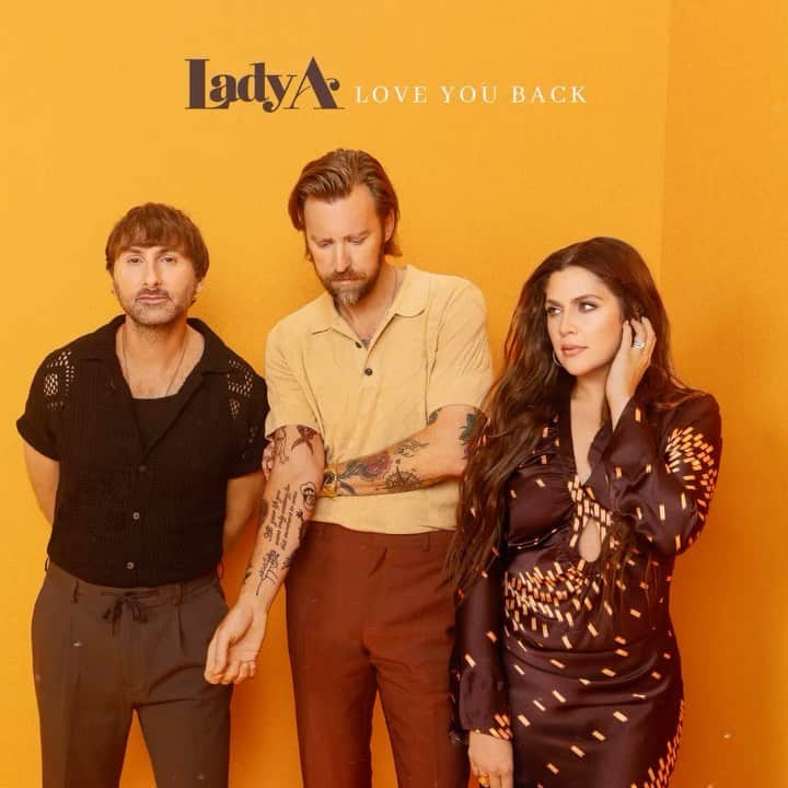 ヒラリー・スコットのインスタグラム：「It’s finally here! Our new song “Love You Back” is out everywhere now 🎞️🧡🔙」