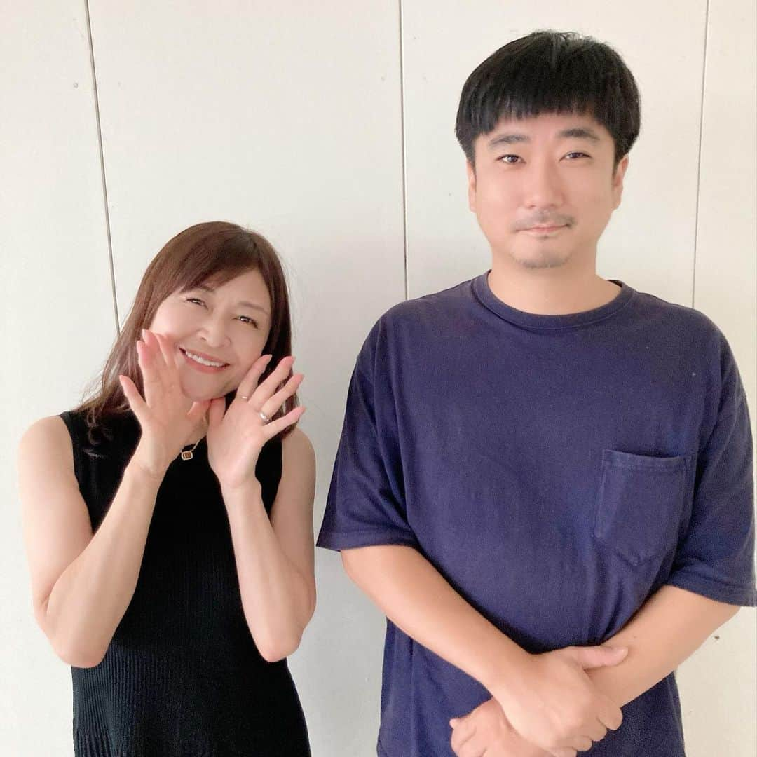 石塚かおりのインスタグラム：「『嬉しいご報告』  と2ショットをあげたら 婚約、結婚などのおめでたいものが多いのですが笑  そんなわけあるはずもなく笑  #ブラニュー 火曜日ディレクターとめずらしくパチリ。  #石塚かおりのbrandnewday  火曜日のレギュラーコーナー『にいがたの音』をまとめた総集編『FM927にいがたの音スペシャル』（2022.9.25オンエア）が 素晴らしい賞をいただきました。  日本民間放送連盟 ラジオエンターテインメント番組部門 『優秀賞』  毎日の朝を一緒に作ってくれているのはリスナーの皆さん。  いち早くお伝えしたかった。  ありがとうございます。  どんな時も録音機を離さず、新潟の音に耳を傾け、音を集めてきてくれた火曜日D、長岡花火の音を収めてくれた技術スタッフ、みんなみんなに心から感謝。  11月に再放送の予定です🥰  #にいがたの音 #春夏秋冬#季節の音#お祭り#花火 #蝉の鳴き声#海#山#雪#長岡花火 #ラジオ#BSNラジオ #ブラニュー #新潟放送#朝活#アナウンサー #食いしん坊#ゴルフ女子 #石塚かおり 今日は#金曜日 #ポッドキャスト#配信#イシヅカタケヤス 明日#土曜日 #ワイン#公開録音」