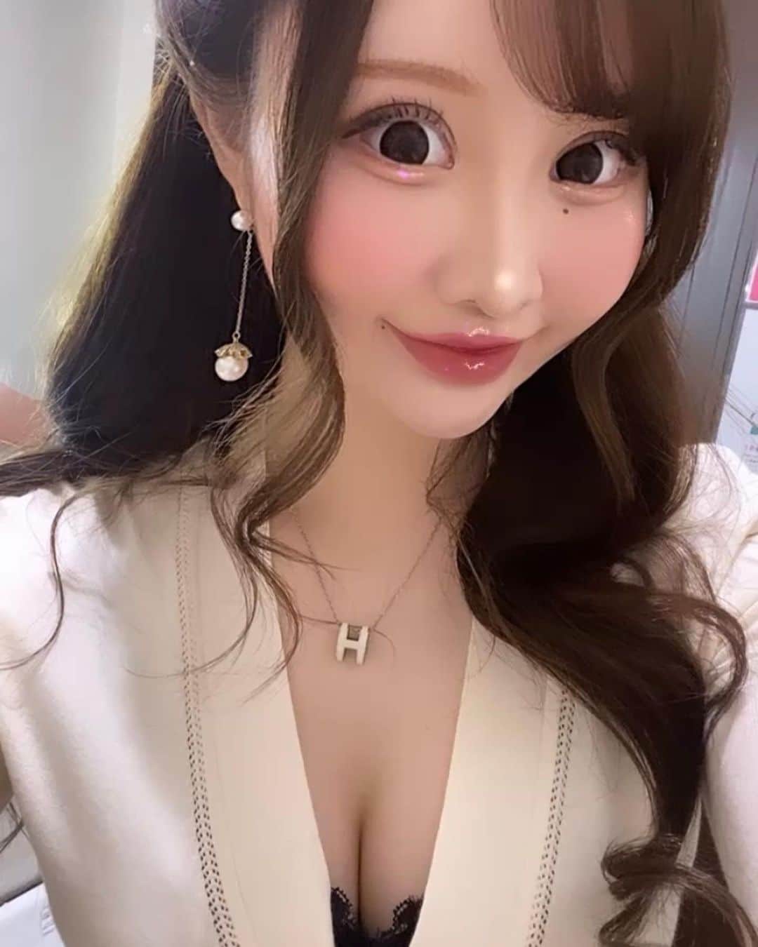 のインスタグラム：「今日はなんだか朝まで眠れなくって ⁡ ⁡ ⁡ ⁡ ⁡ ⁡ ⁡ ⁡ ⁡ ⁡ ⁡ 差し込んでくる朝日が綺麗だったものだから ⁡ ⁡ ⁡ ⁡ ⁡ ⁡ ⁡ ⁡ ⁡ ⁡ ⁡ ⁡ こりゃあ寝れないのに家に居ても勿体無い!!と思って ⁡ ⁡ ⁡ ⁡ ⁡ ⁡ ⁡ ⁡ ⁡ ⁡ ⁡ ⁡ ベッドから飛び起きて身支度して家を飛び出した🏃‍♂️💨💨💨笑 ⁡ ⁡ ⁡ ⁡ ⁡ ⁡ ⁡ ⁡ ⁡ ⁡ ⁡ ⁡ 向かった先は最近のお気に入りの円山公園🌳🍃 ⁡ ⁡ ⁡ ⁡ ⁡ ⁡ ⁡ ⁡ ⁡ ⁡ ⁡ 今日もラッキーなことにリスを間近で見れて🐿💖 ⁡ ⁡ ⁡ ⁡ ⁡ ⁡ ⁡ ⁡ ⁡ ⁡ たくさんお散歩して朝の気持ち良い空気を体に沢山入れて体を疲れさせて帰宅🏠 ⁡ ⁡ ⁡ ⁡ ⁡ ⁡ ⁡ ⁡ ⁡ ⁡ ⁡ すぐに眠りに着けた🐑🌛✨️ ⁡ ⁡ ⁡ ⁡ ⁡ ⁡ ⁡ ⁡ ⁡ ⁡ ⁡ ⁡ 眠れない時は無理に寝ようとしないで薄暗い部屋で読書したり ⁡ ⁡ ⁡ ⁡ ⁡ ⁡ ⁡ ⁡ ⁡ ⁡ 思い切って朝日を浴びに外に出るのが私のライフハック‪🌱‬✨️」